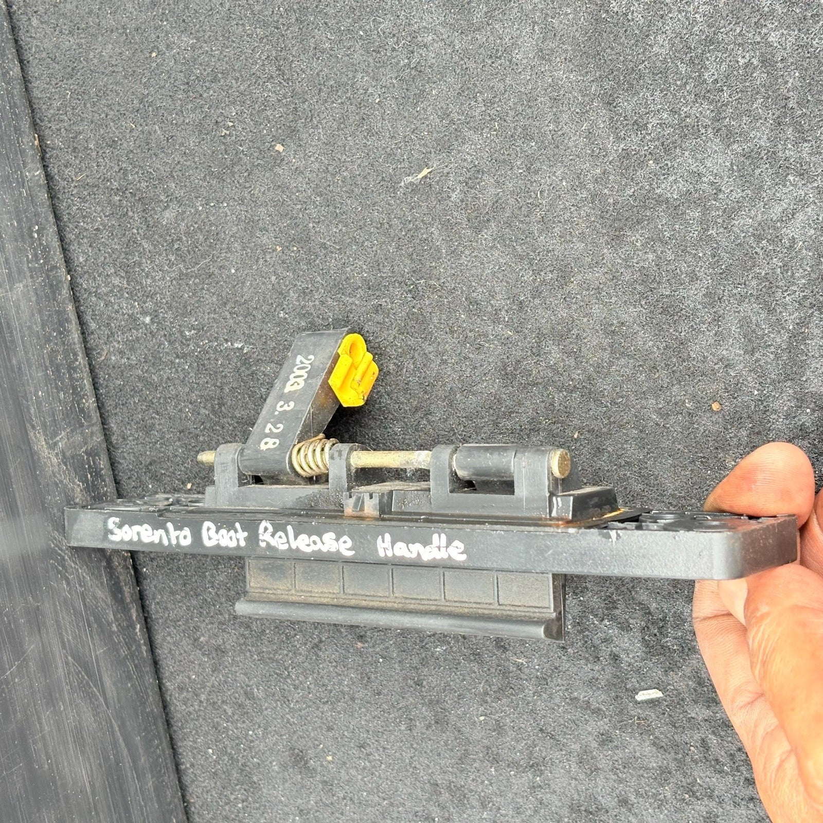 Kia Sorento Tailgate HandleGENUINE