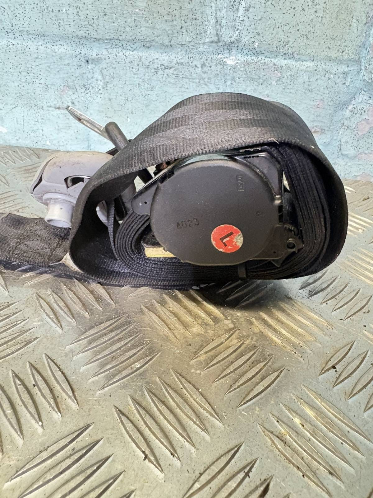 7m3857811 1m2160045aayyds Seat belt-VOLKSWAGEN