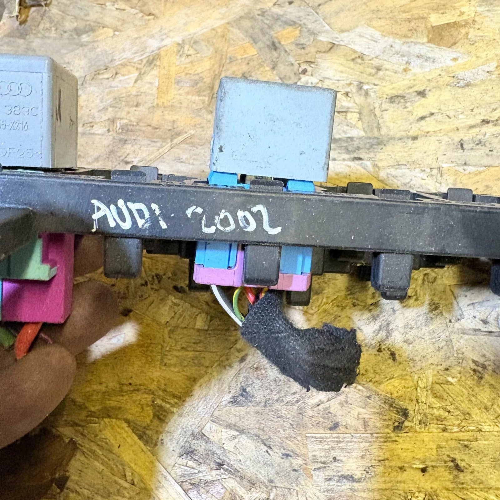 AUDI A4 2002 FUSE RELAY BOX BRACKET 8E0937503