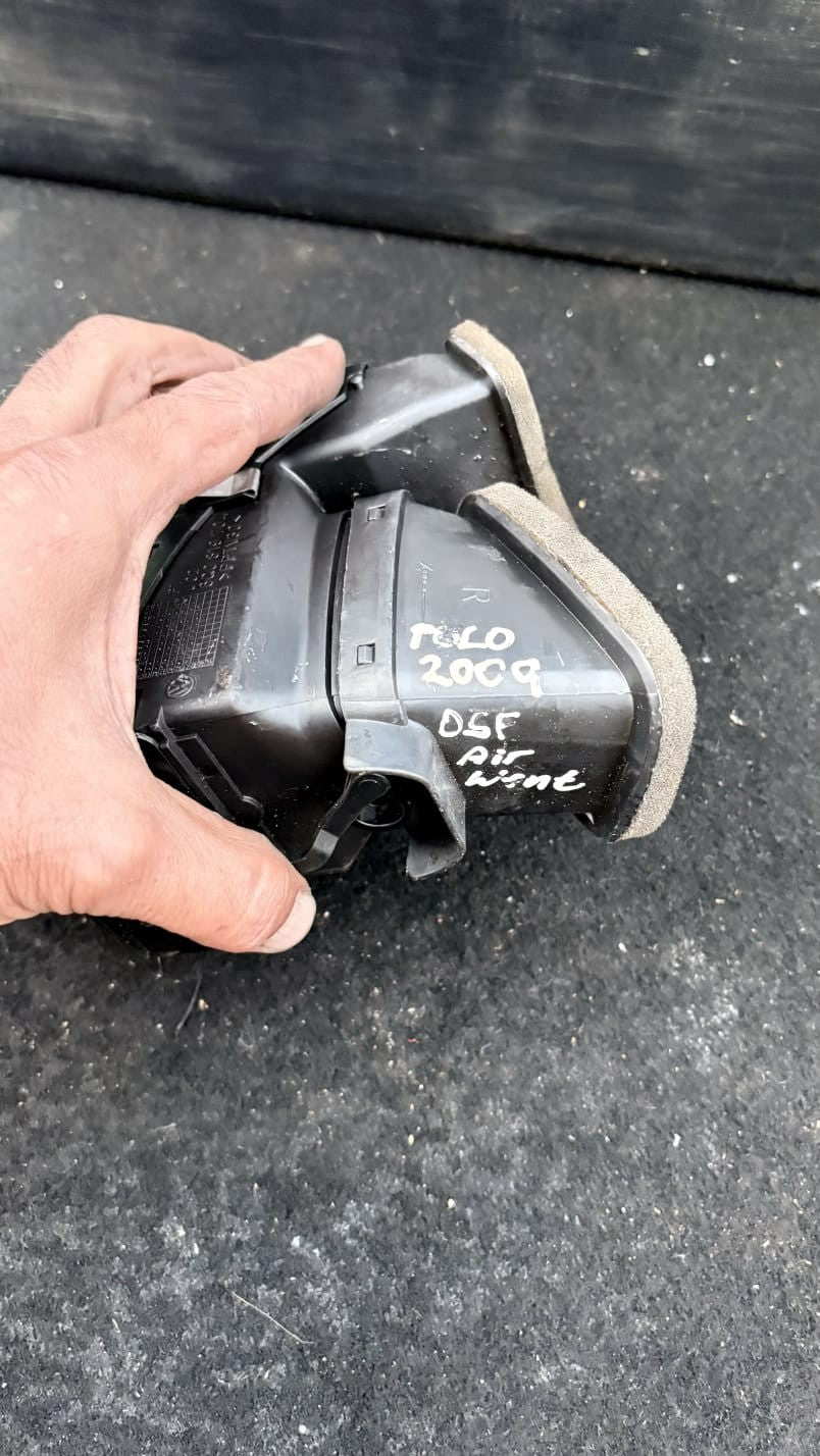 VW POLO 9N3 MK4 DRIVER/RIGHT SIDE FRONT AIR VENT DUCT 6Q0819704 2009