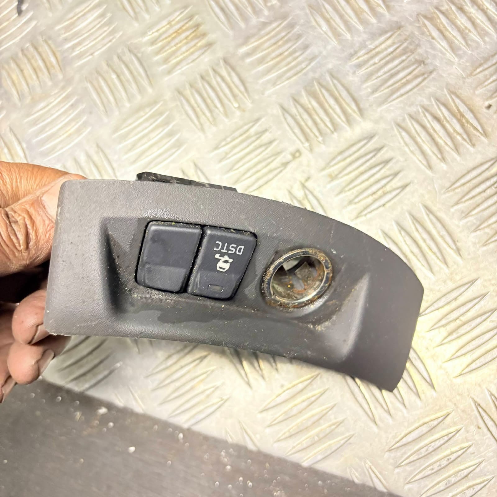 VOLVO S40 1995-2012 POWER SOCKET OUTLET DSTC SWITCH 8691530