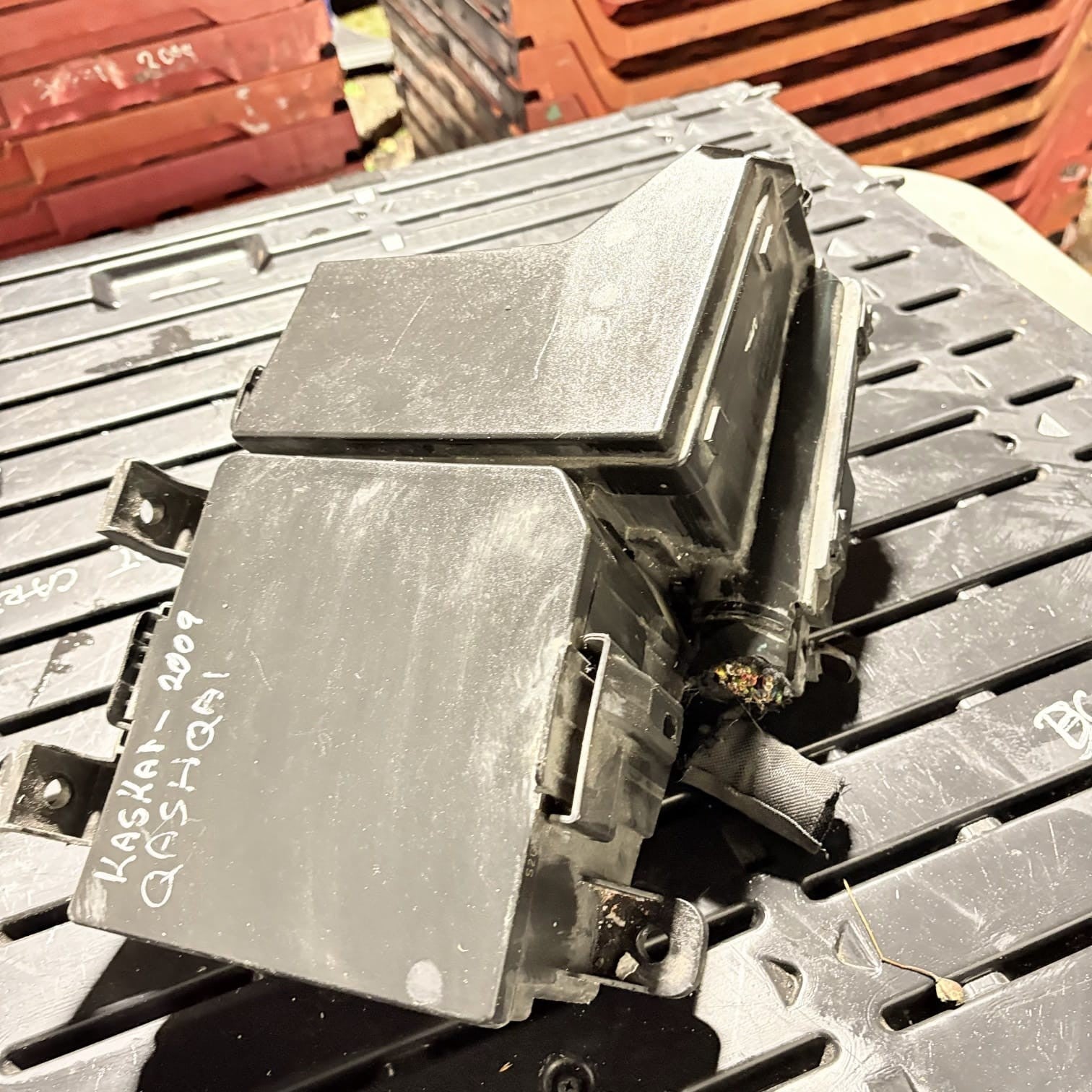 2009 NISSAN QASHQAI FUSE BOX UNDER THE BONNET 319136024 24383JD00A