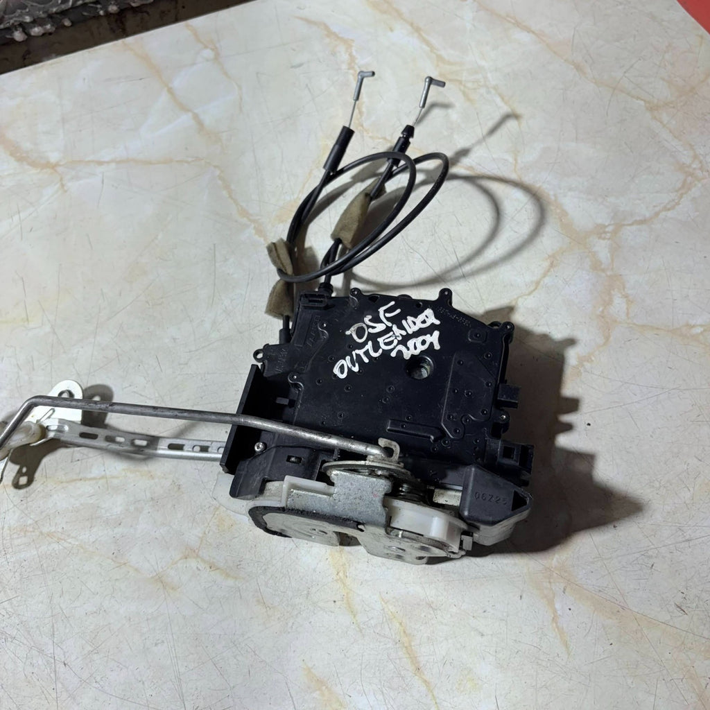2004 MITSUBISHI OUTLANDER DOOR LOCK DRIVER FRONT RIGHT SIDE