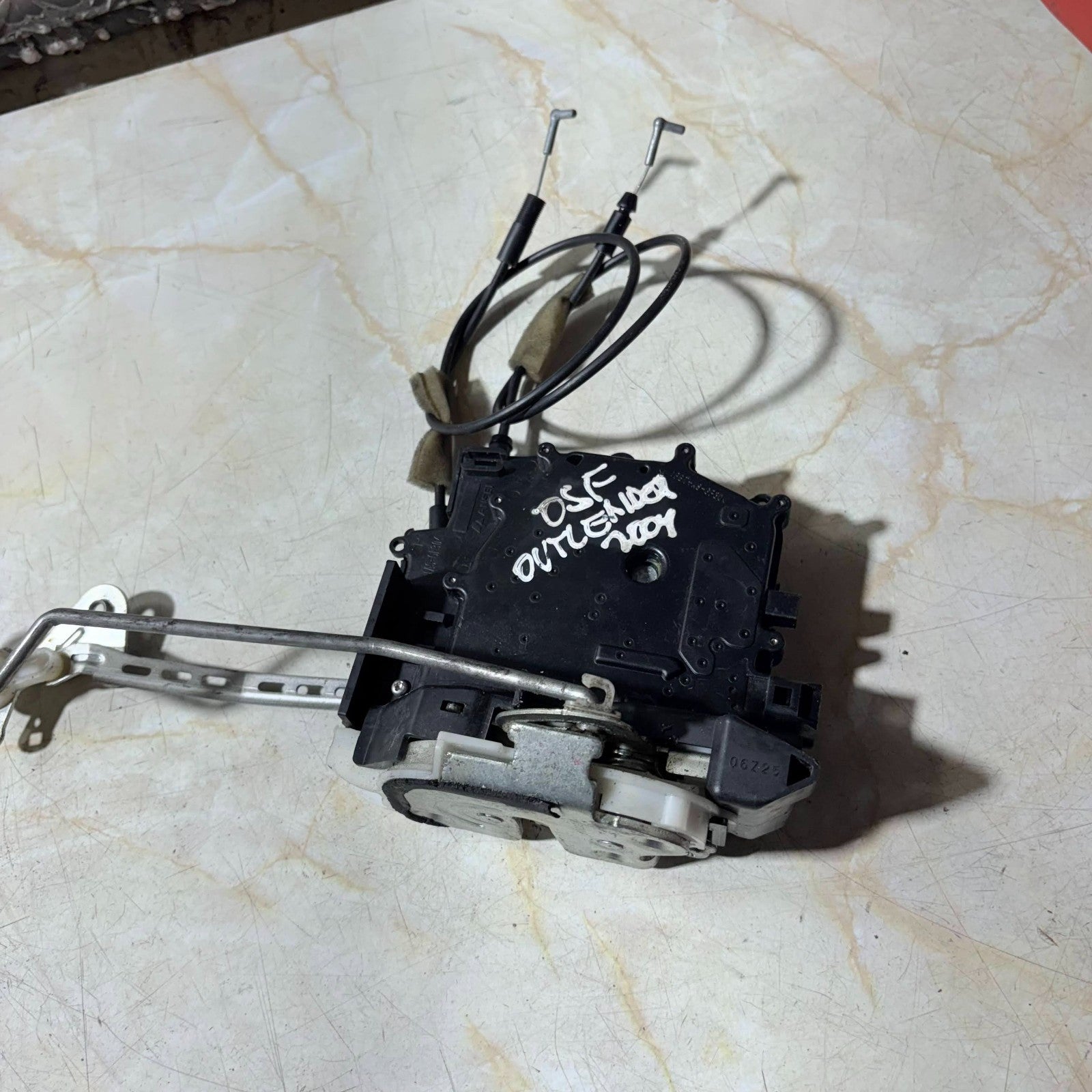 2004 MITSUBISHI OUTLANDER DOOR LOCK DRIVER FRONT RIGHT SIDE