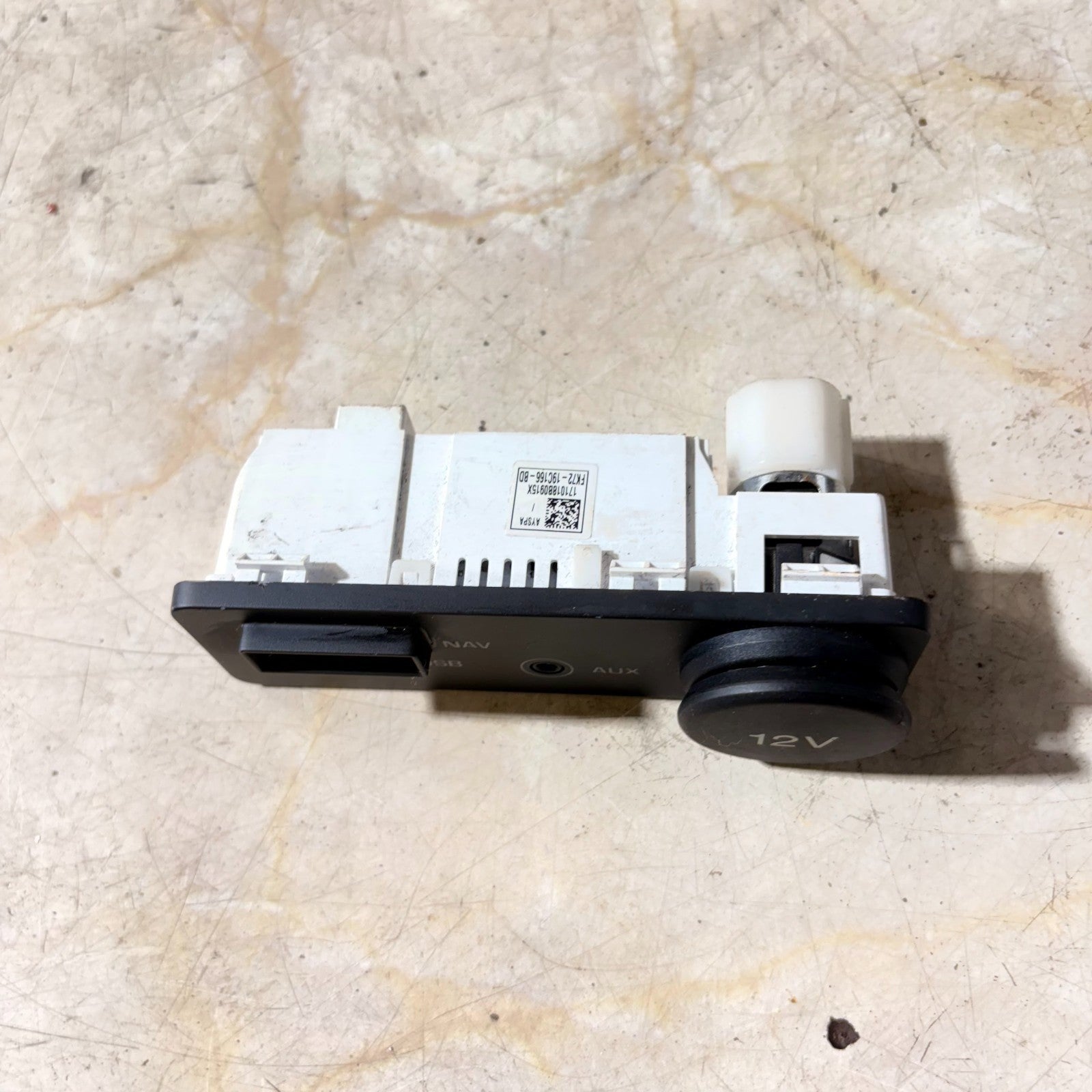 JAGUAR XE X760 AUX JACK USB PORT 12V POWER OUTLET SOCKET FK72-19C166-BD 2016