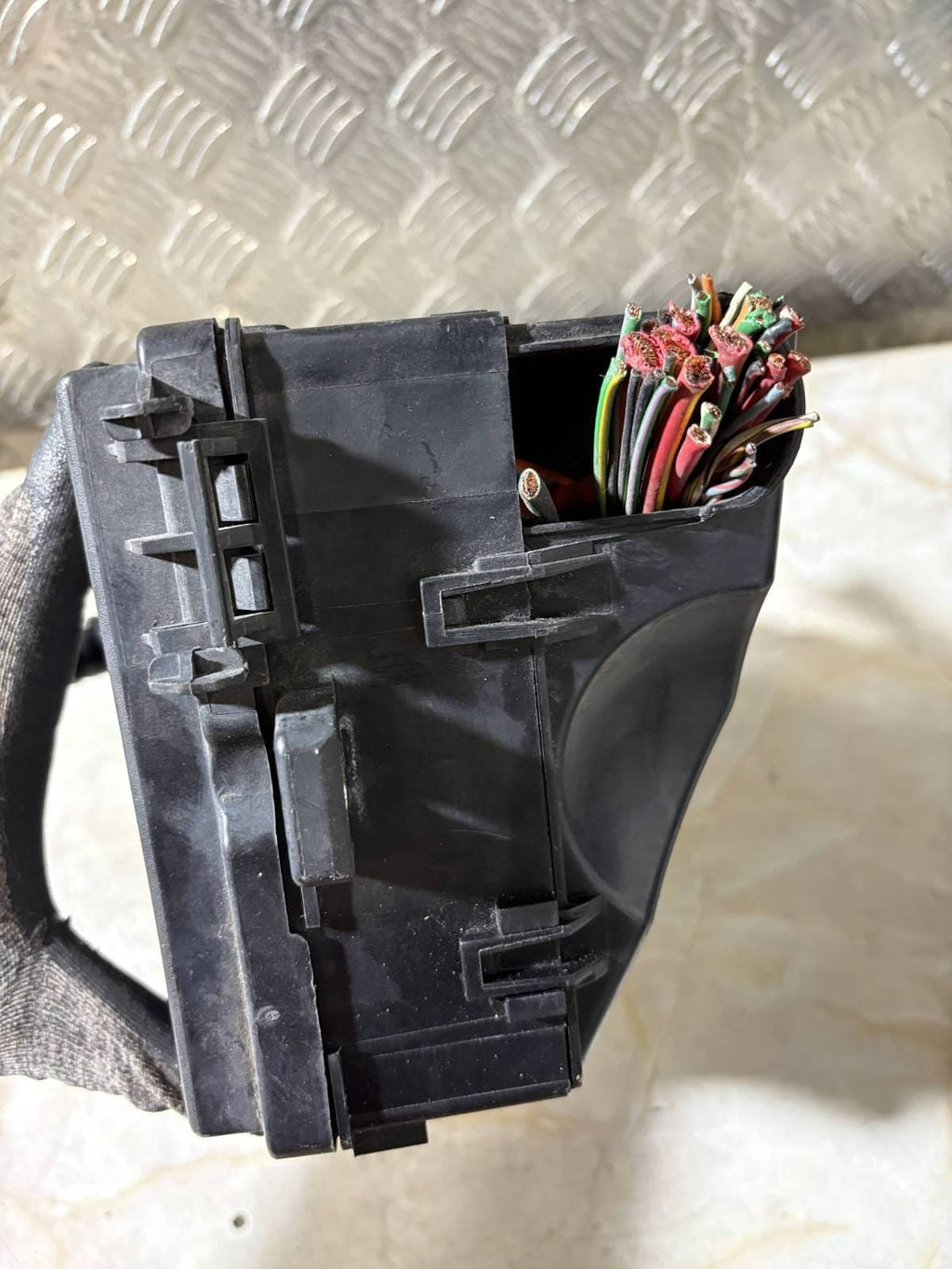 VOLVO C30 MK1 06-12 FUSE BOX 8688040