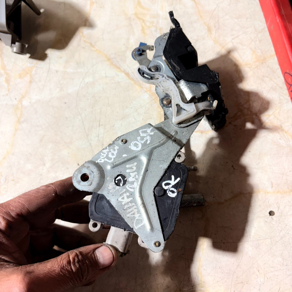 Daihatsu Yrv Right Offside Rear Door Lock 85470-97401 Mk1 2001-2006U