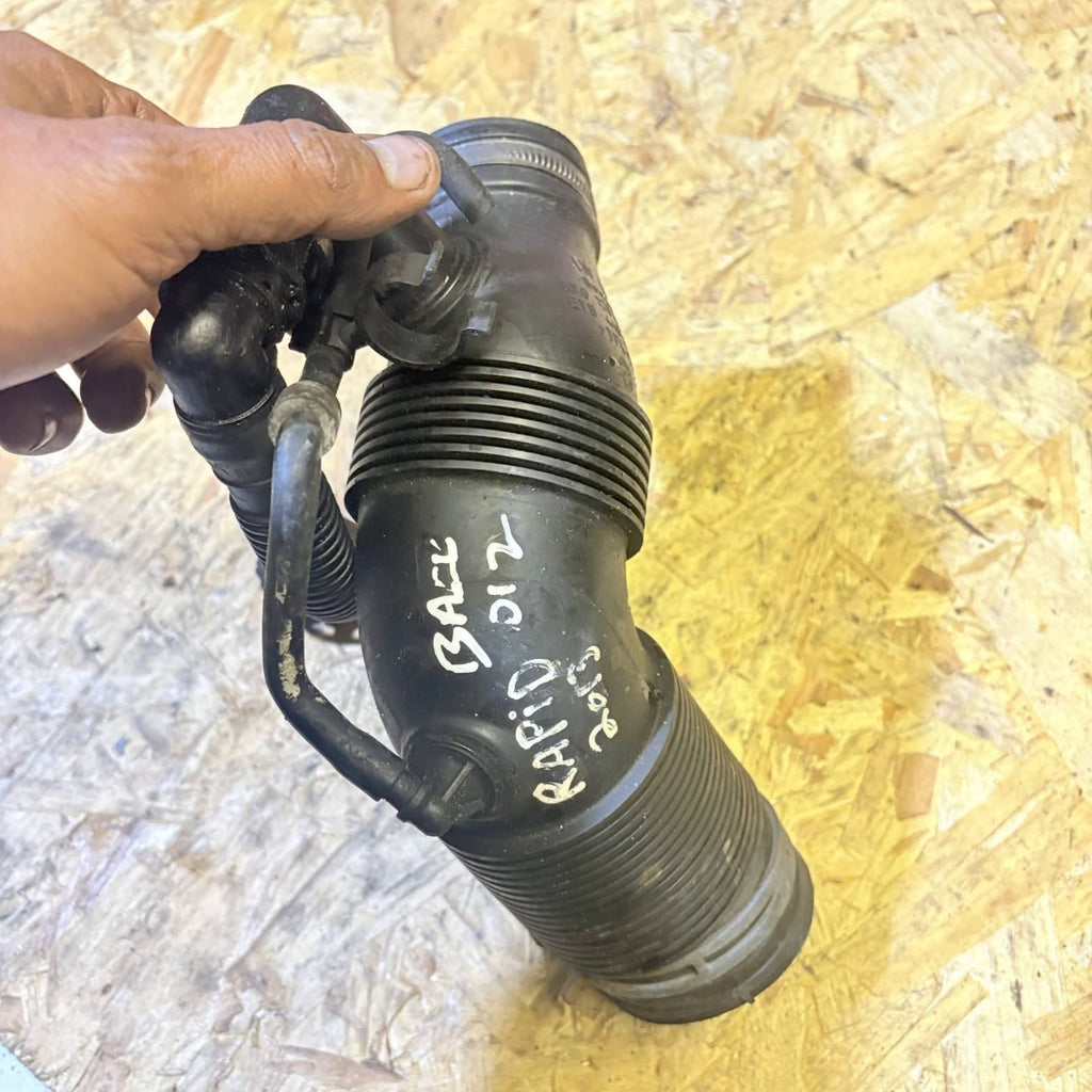 2013 AUDI A1 VW 1.6 CAY AIR INTAKE PIPE 6R0129654C