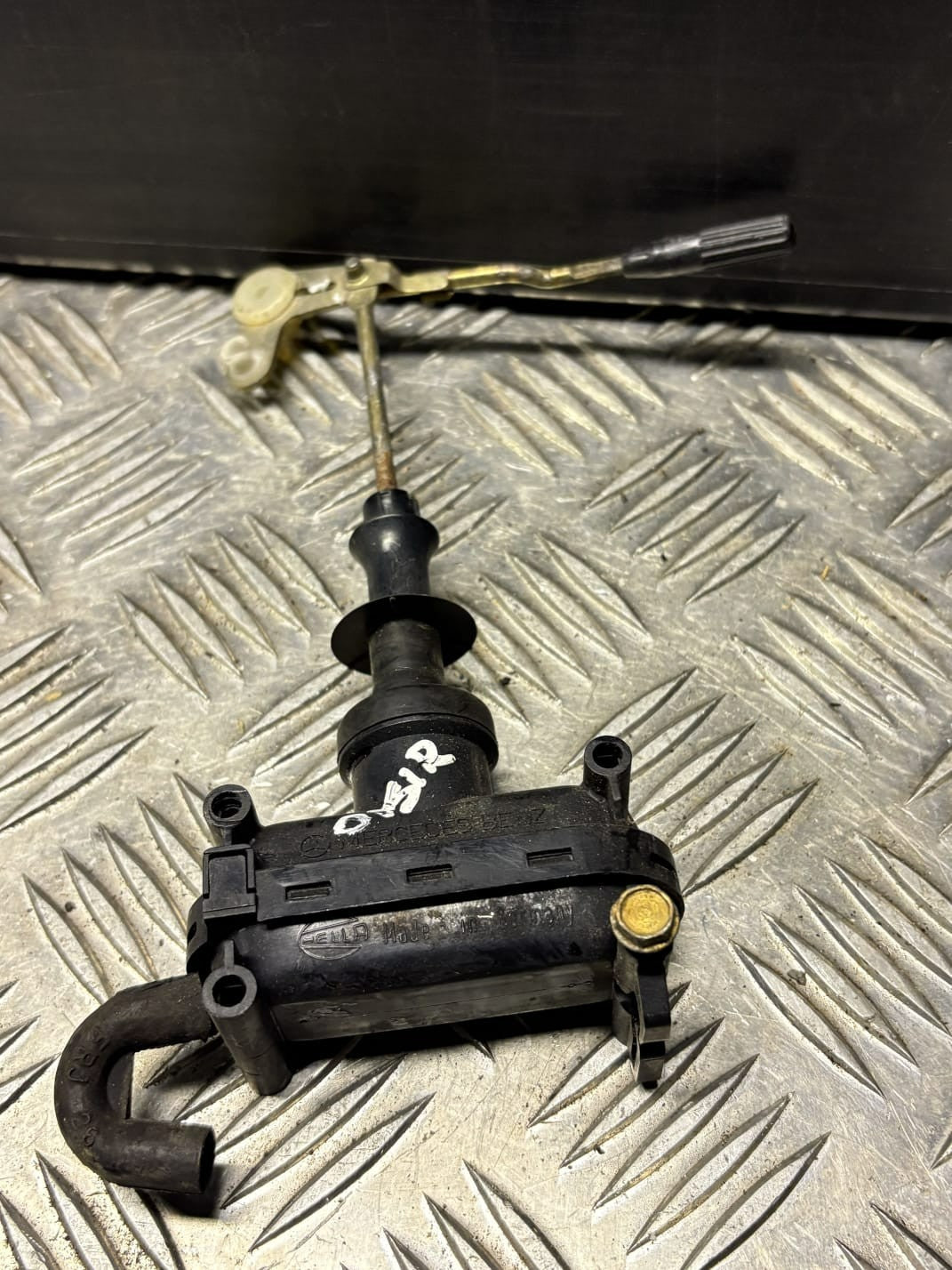 Mercedes W201 82-93 W124 84-96 W126 79-92 Door Lock Vacuum Actuator A0008007975