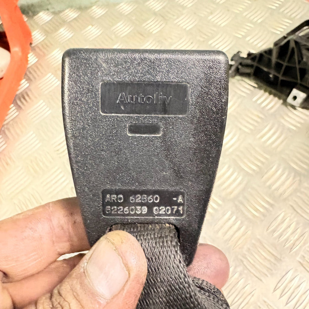 BMW 3 Series E46 Coupe Rear Seatbelt Buckle Right Centre 8226039