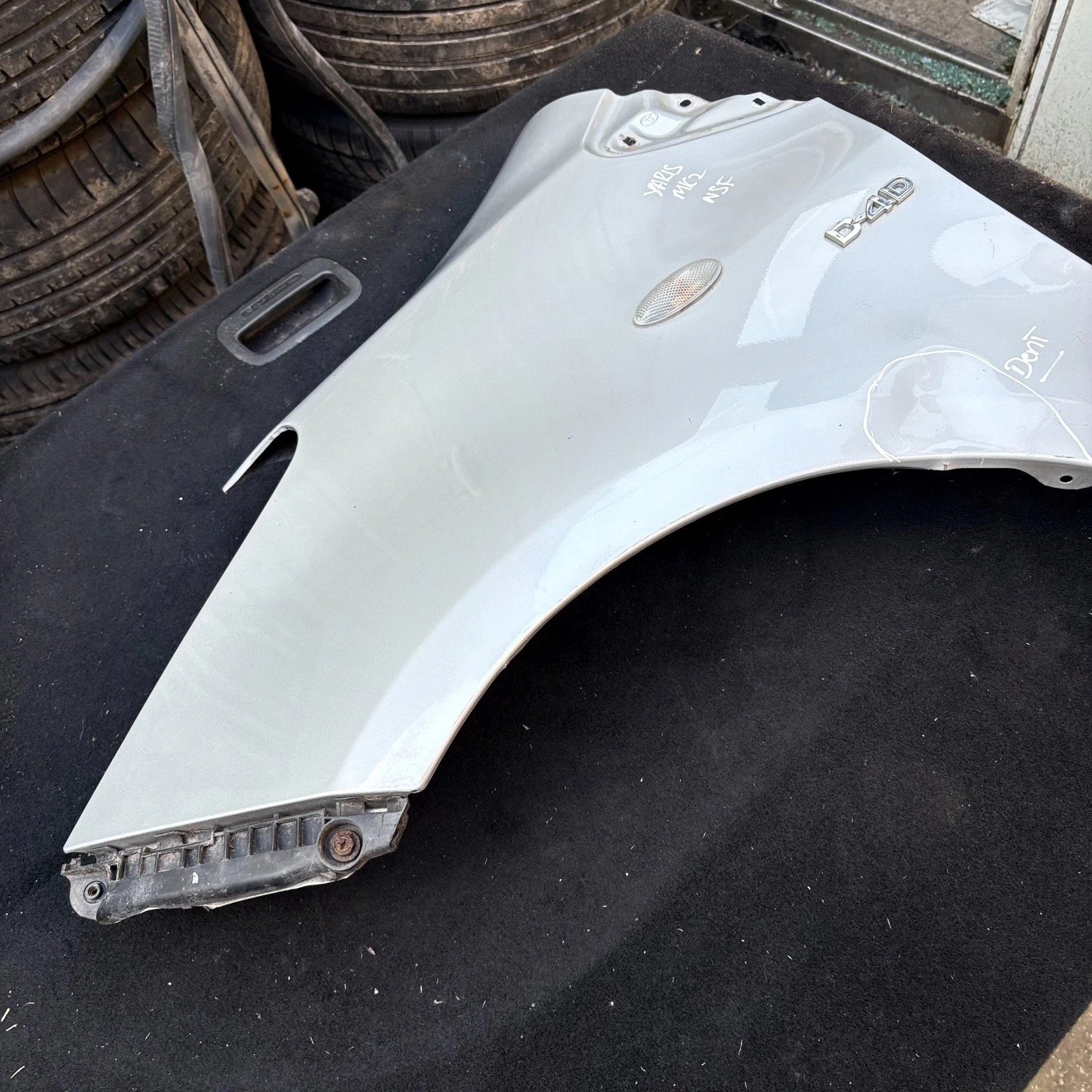 Toyota Yaris MK2 Front Left Wing Fender & Bumper Retainer Bracket 05-11