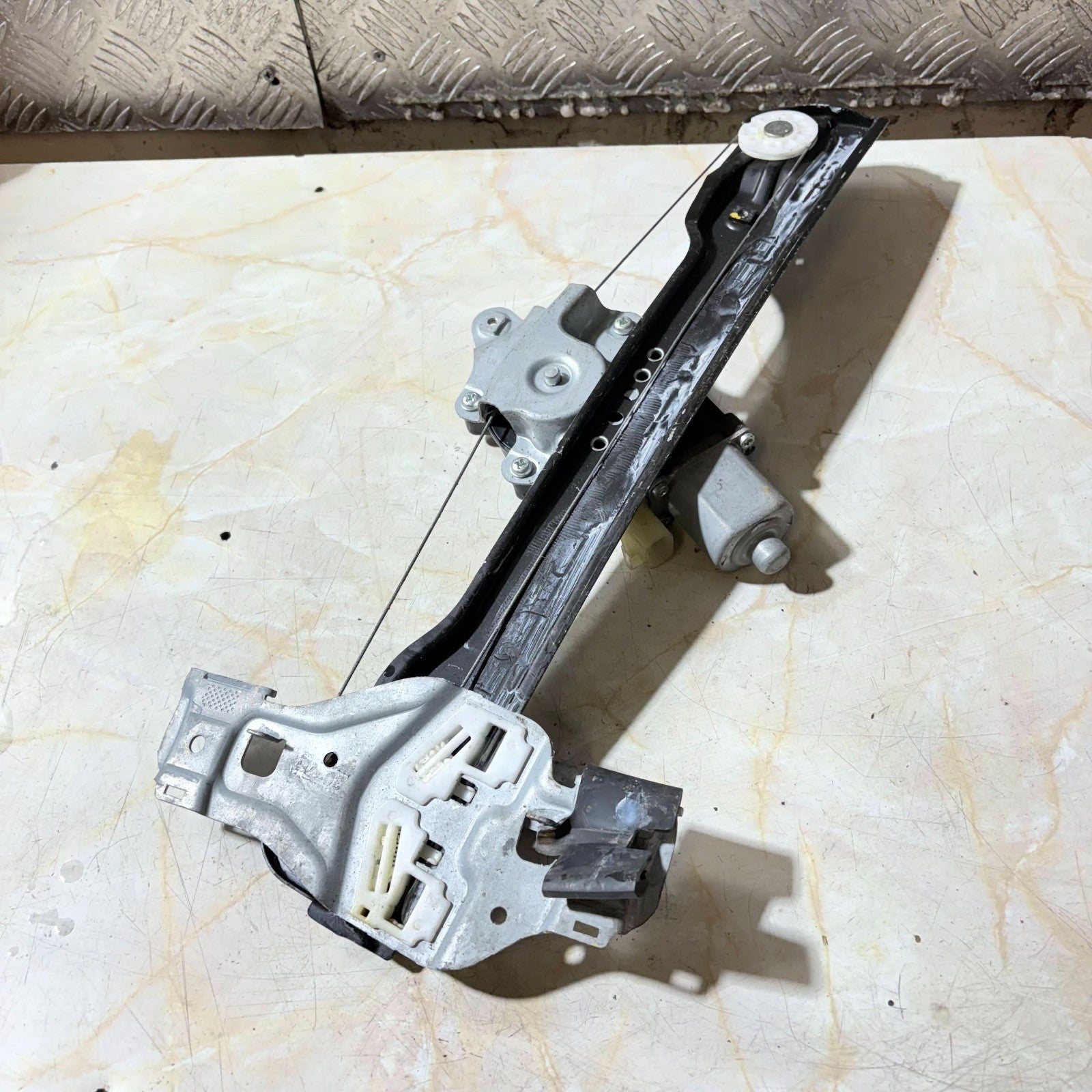 2013 CHEVROLET AVEO PASSENGER FRONT LEFT SIDE WINDOW MOTOR REGULATOR