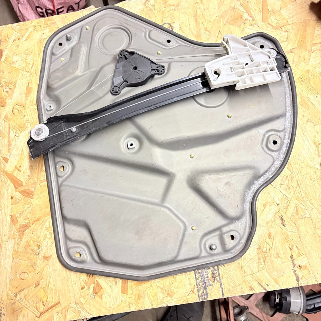 SKODA OCTAVIA VRS 2005-2012 DRIVER SIDE REAR WINDOW REGULATOR SHELL 1Z0839656C
