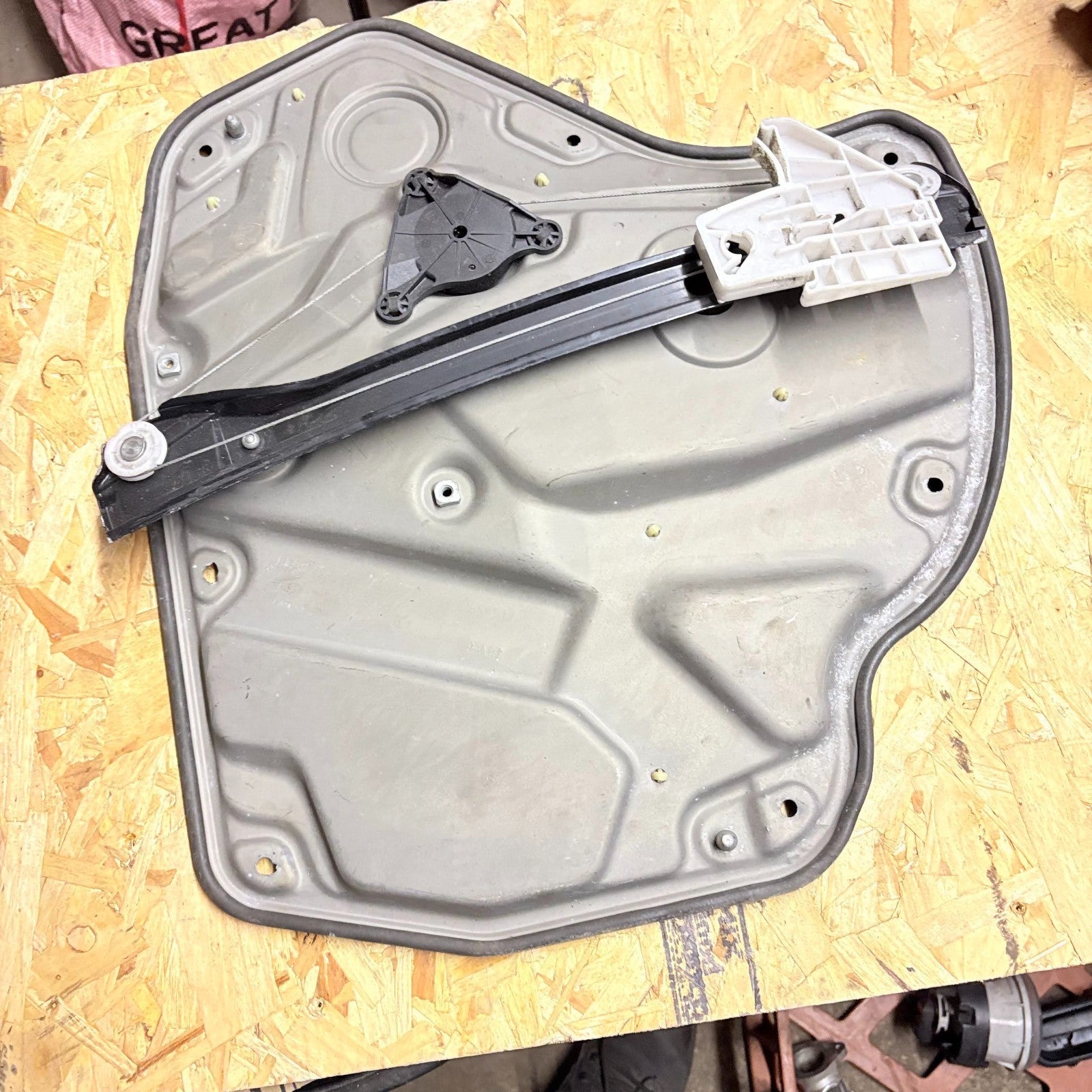 SKODA OCTAVIA VRS 2005-2012 DRIVER SIDE REAR WINDOW REGULATOR SHELL 1Z0839656C