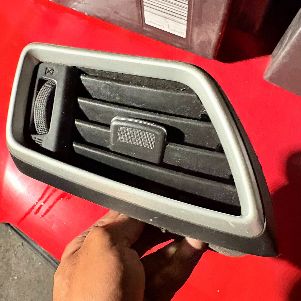 Nissan Qashqai 2013 Front Right Driver Side dashboard air vent