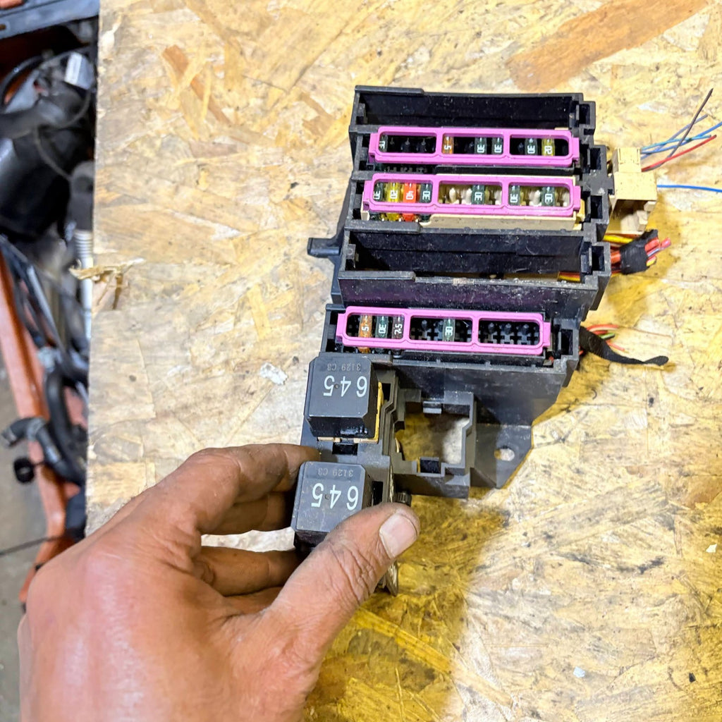 AUDI A4 B9 8W 2015-2019 REAR BOOT FUSE RELAY BOX BOARD CARRIER CUT WIRE