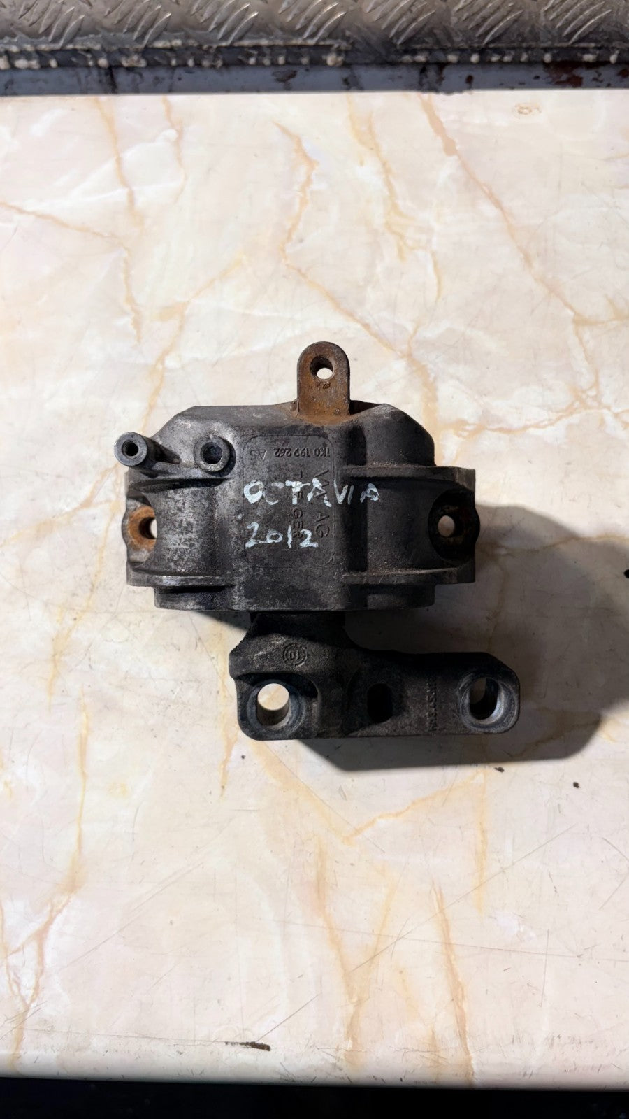 Skoda Octavia Mk3 Right Driver Side Engine Mount 1K0199262 18-20 Hatch Estate 1