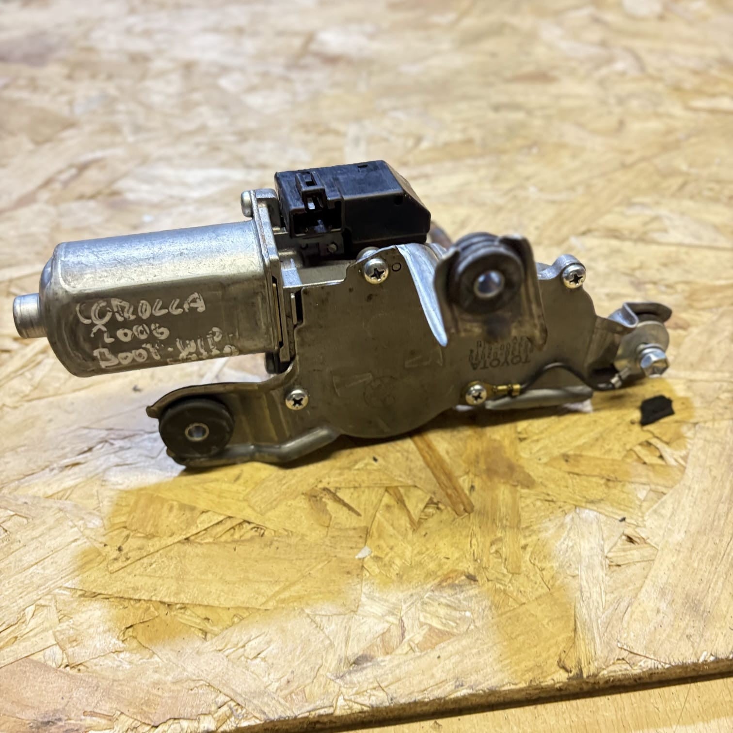 TOYOTA COROLLA 2006 E140 REAR WINDSCREEN WIPER MOTOR 85130-02020