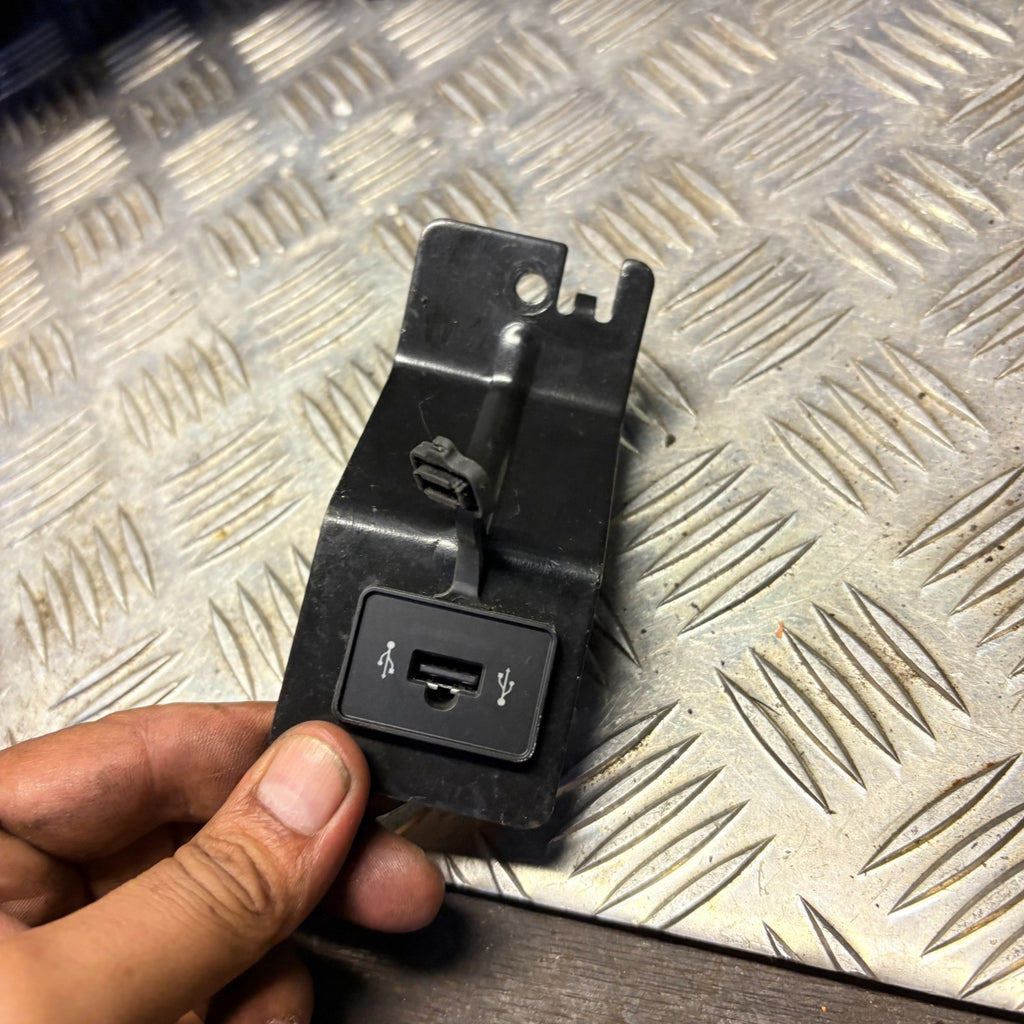 FIAT PUNTO 2008 GLOVE BOX MOUNTED USB PORT 735429751
