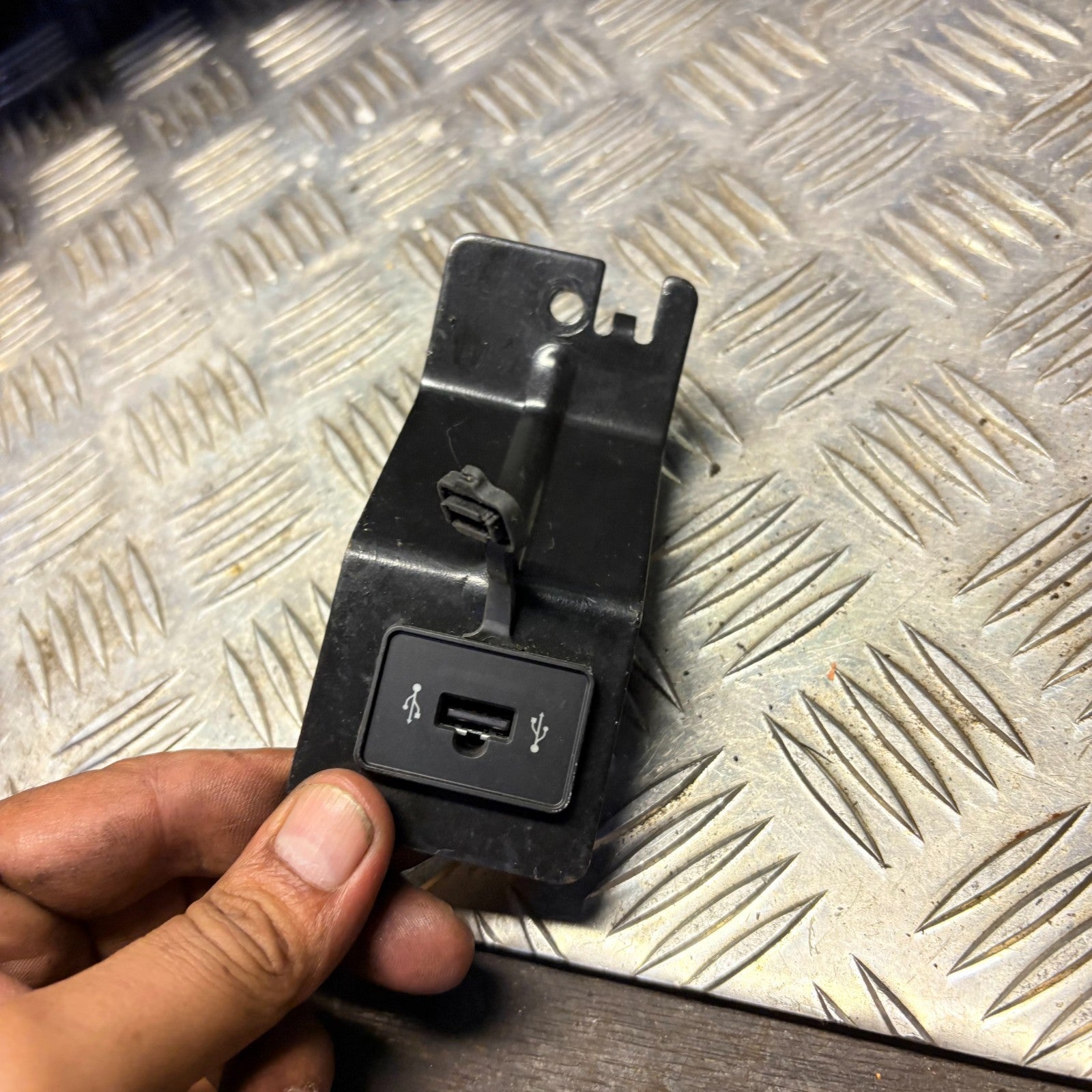 FIAT PUNTO 2008 GLOVE BOX MOUNTED USB PORT 735429751