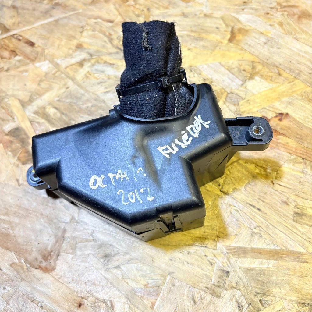 SKODA OCTAVIA MK3 FUSE RELAY BOX ENGINE BAY 2012-2015