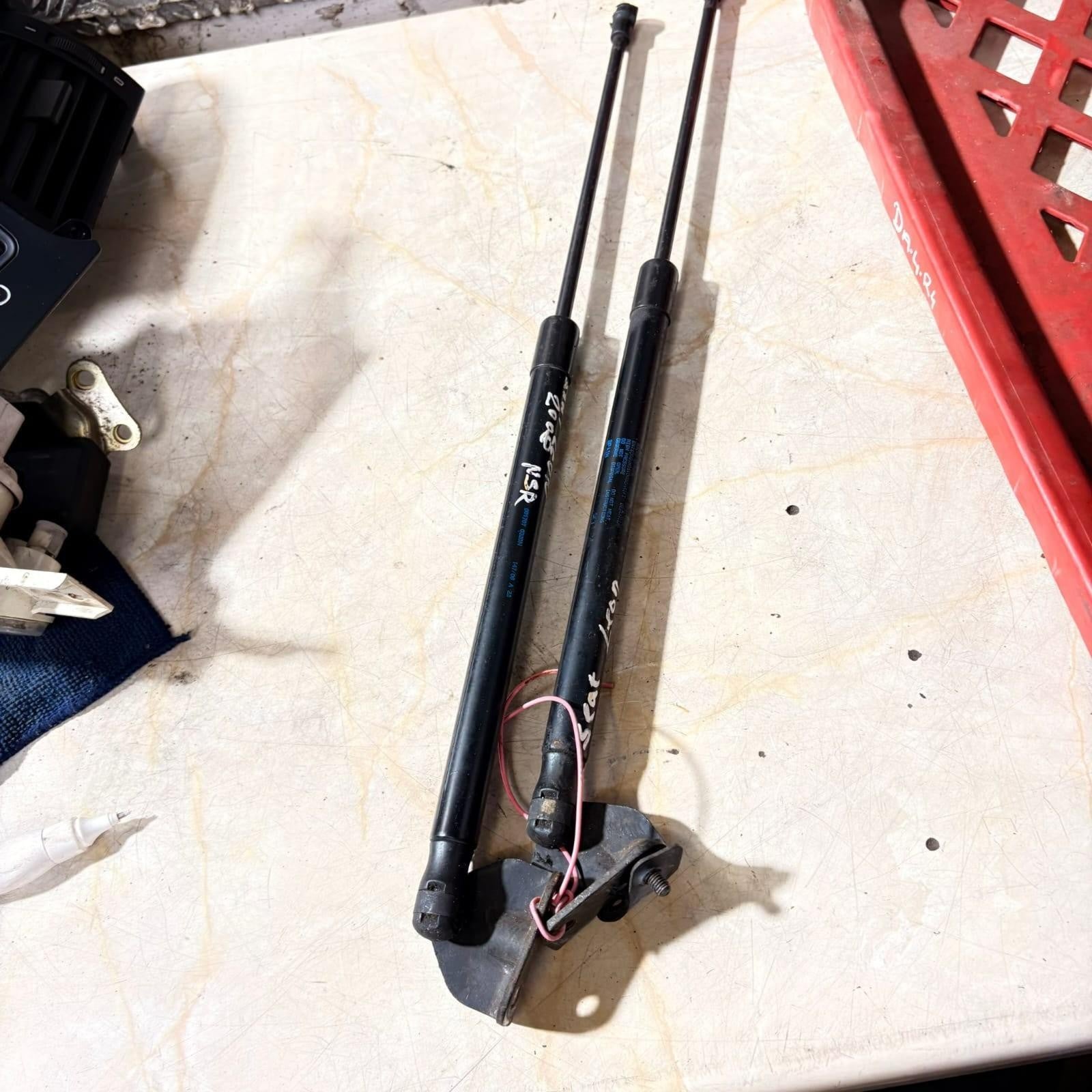 SEATLEONTAILGATEBOOTSTRUTSGASPAIR DRIVERREAR PASSENGER REAR1PO827550 2008NSR,OSR