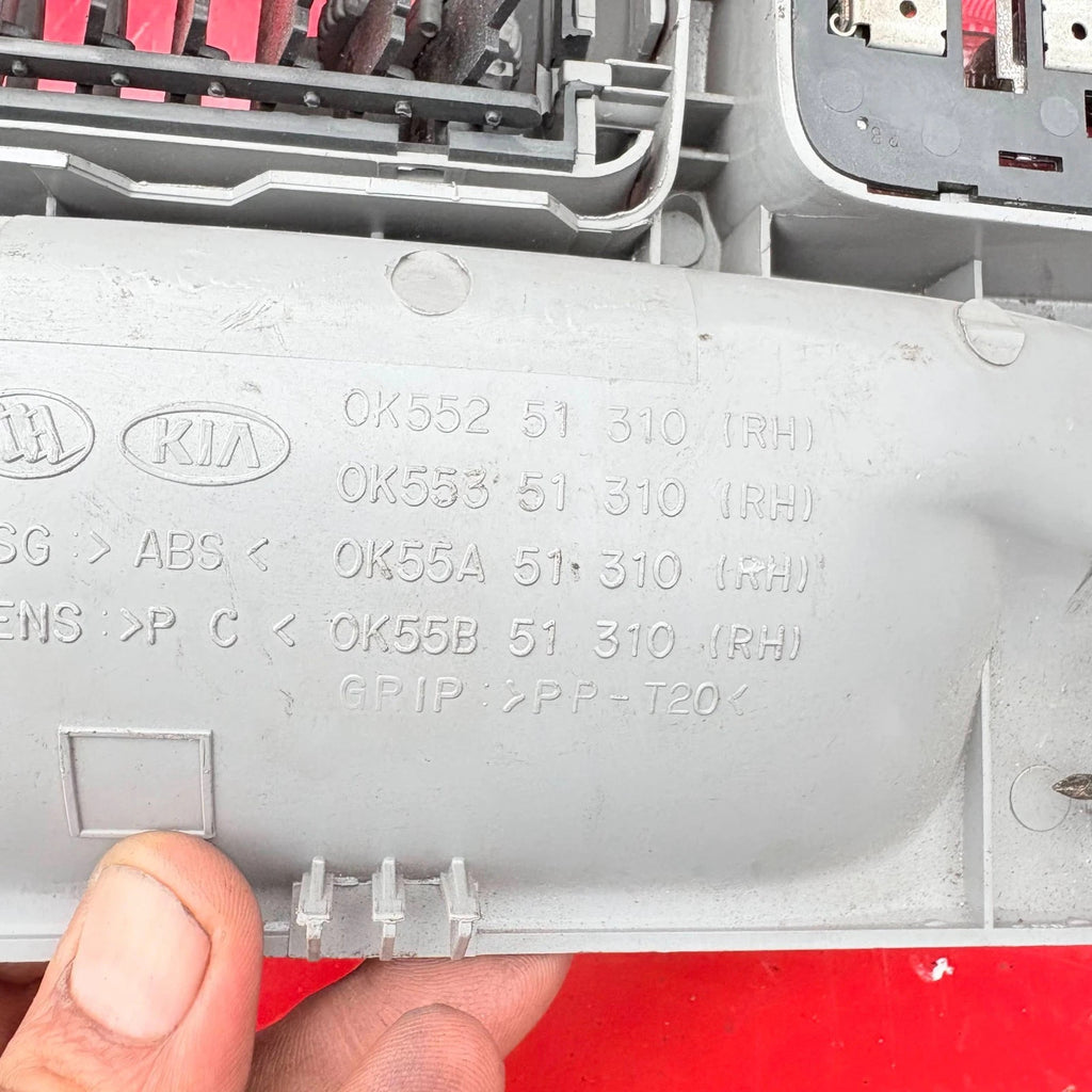 Kia Sedona 2004 Right Side Rear Handle w/Air Vents & Light OK552 51 310