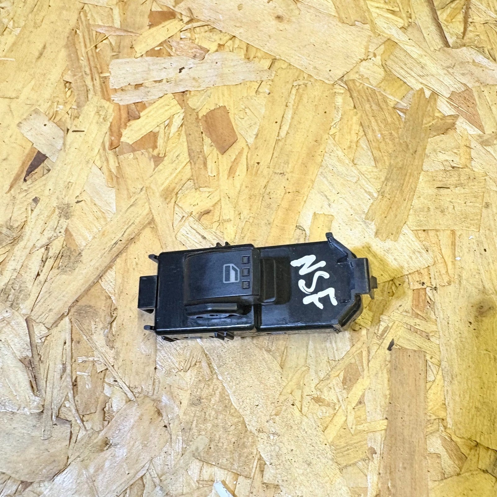 192752 LEFT FRONT POWER WINDOW SWITCH/192752 FOR DAIHATSU SIRION