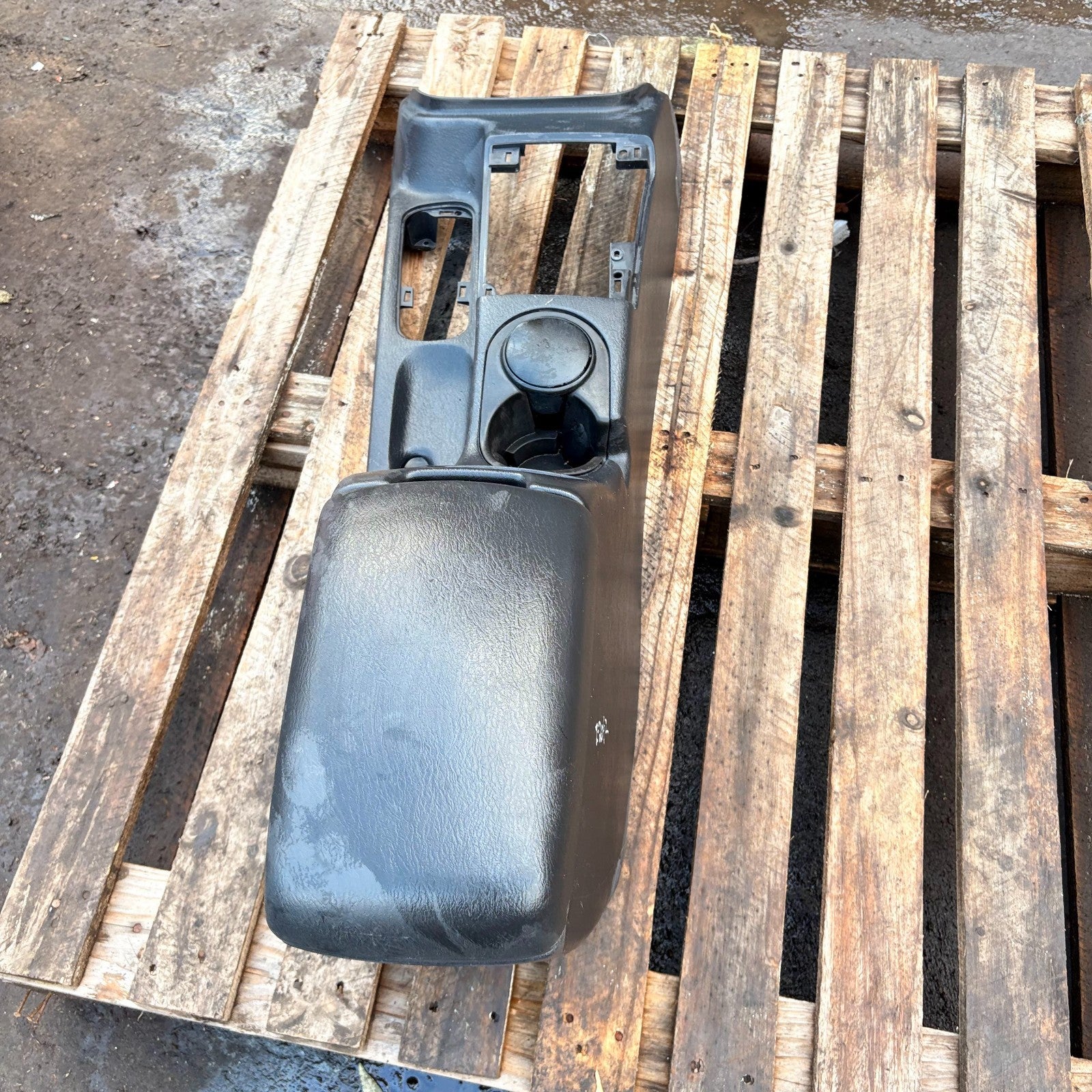 5GG05TRMA Jeep Cherokee KJ/Liberty 2002-2007 Auto Center Console Armrest