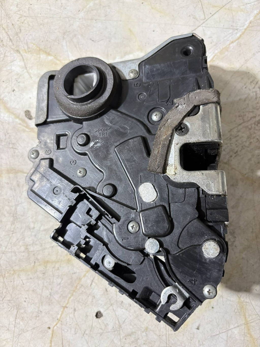 Toyota Prius 04-09 Mk2 O/S Drivers Front Door Lock Catch 6975047030 370133