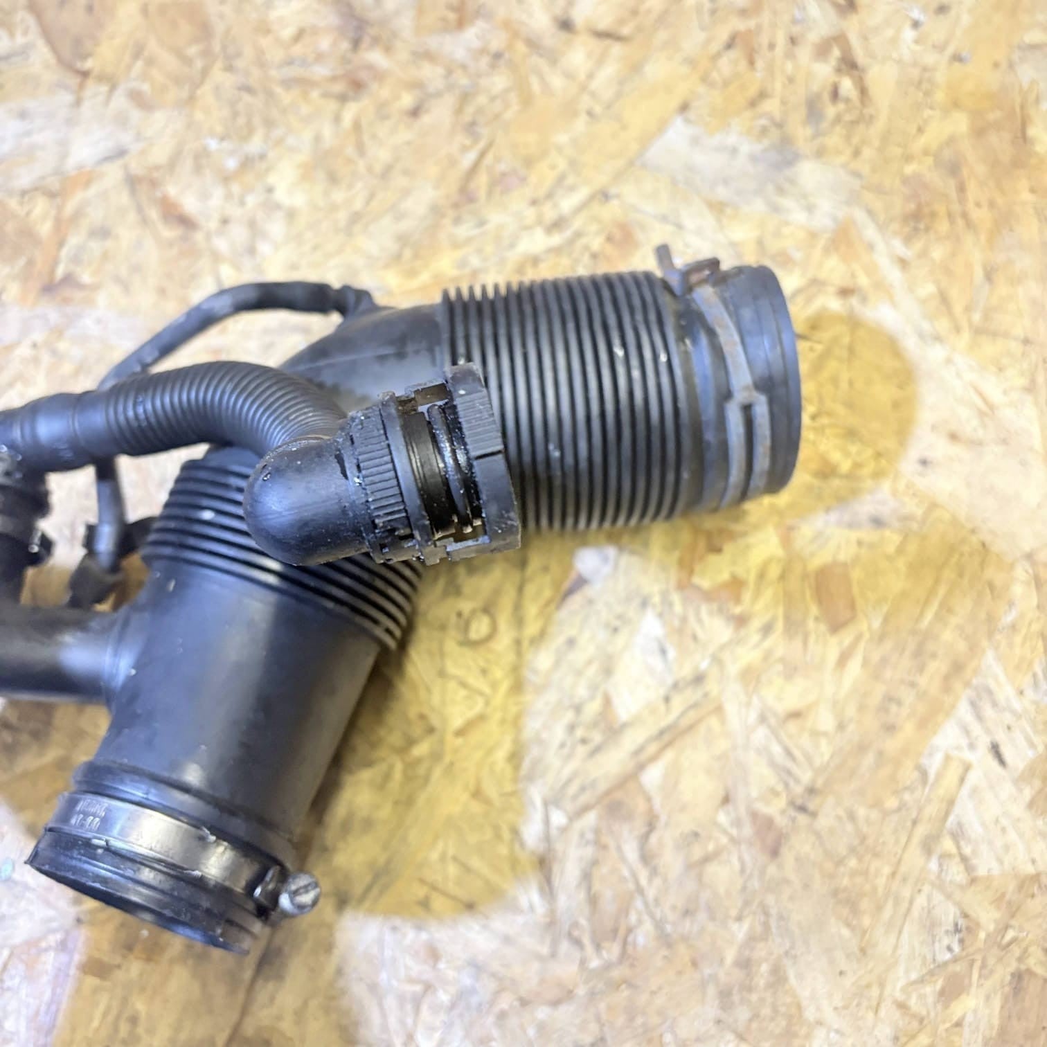 SKODA RAPID NH 2012-2015 1.6 TDI AIR INTAKE INLET PIPE HOSE 6R0129654C