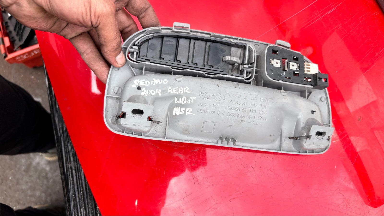 Kia Sedona 2004 Rear Left Side Handle w/Air Vents & Light OK552 51 310