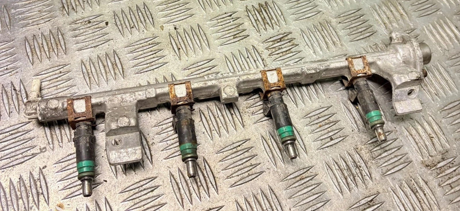 FORD FOCUS FIESTA FUSION ZETEC 2003 1.4 16V FUEL INJECTOR RAIL 9D2809H487AB