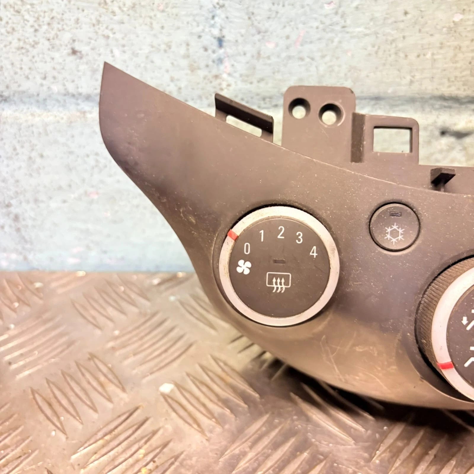 Suzuki Splash 2008-2015 Climate Control Panel Switches 95320281