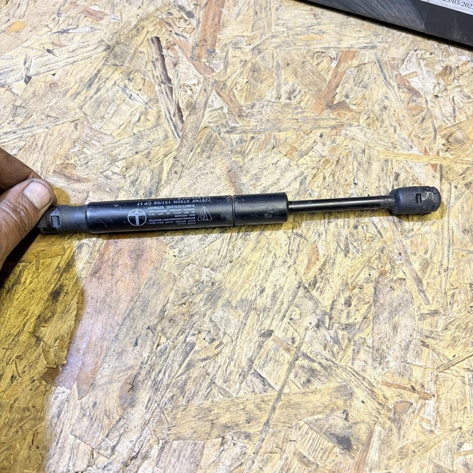 Porsche Cayenne 955 957 Boot Window Shock Damper Strut 7L5845587B