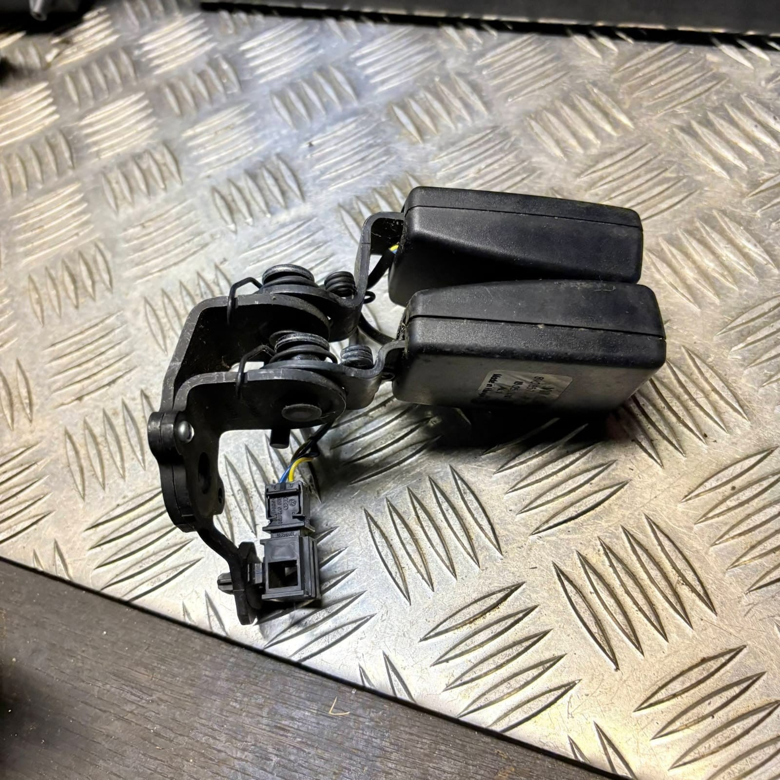 AUDI A3 S Line Nav Tfsi S-a Rear Seat Belt Stalk 8v0857739