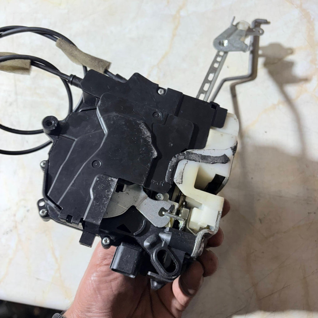 2004 MITSUBISHI OUTLANDER DOOR LOCK DRIVER FRONT RIGHT SIDE