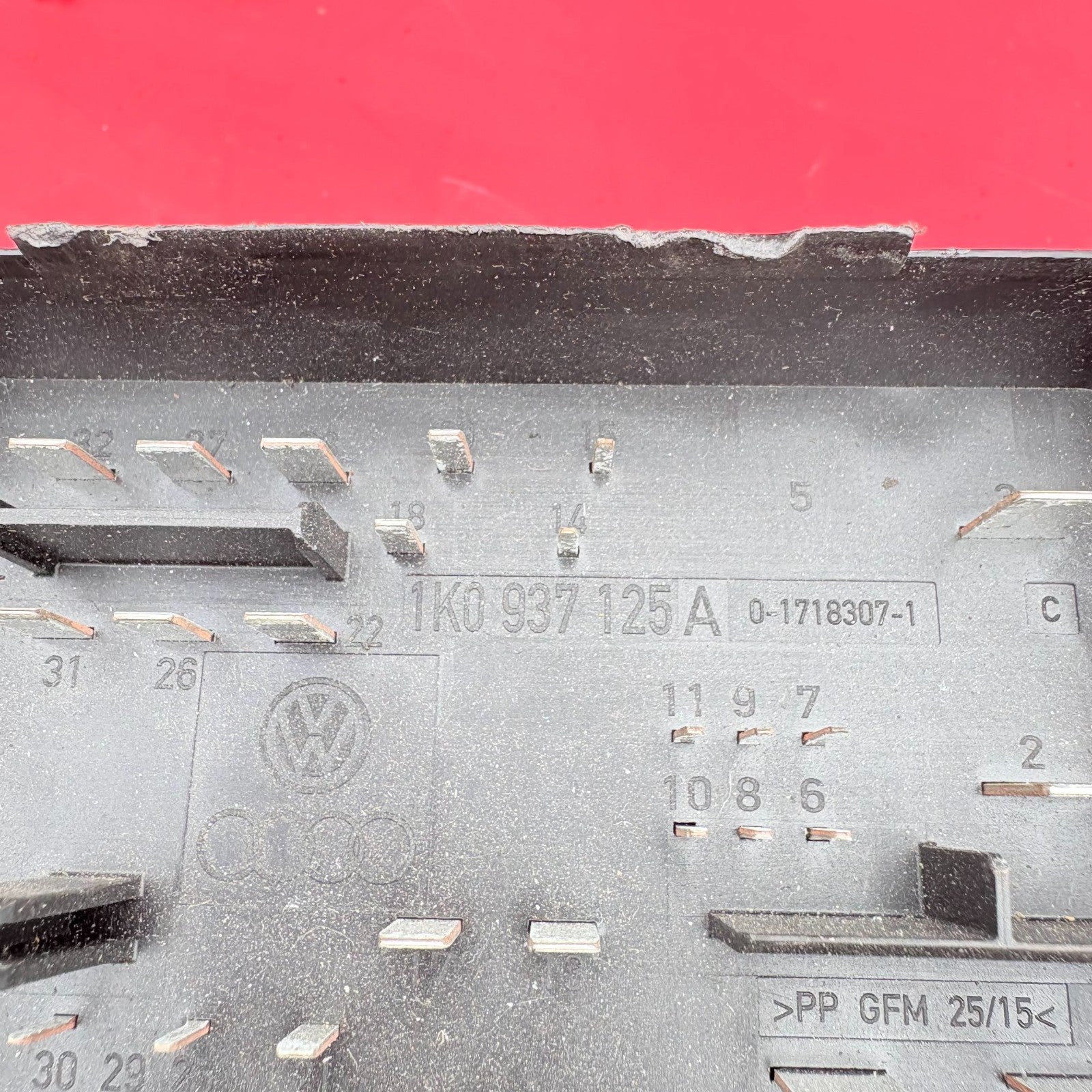VW Golf Mk5 Central Electrics For Engine Bay Fuse Box 1K0937125A