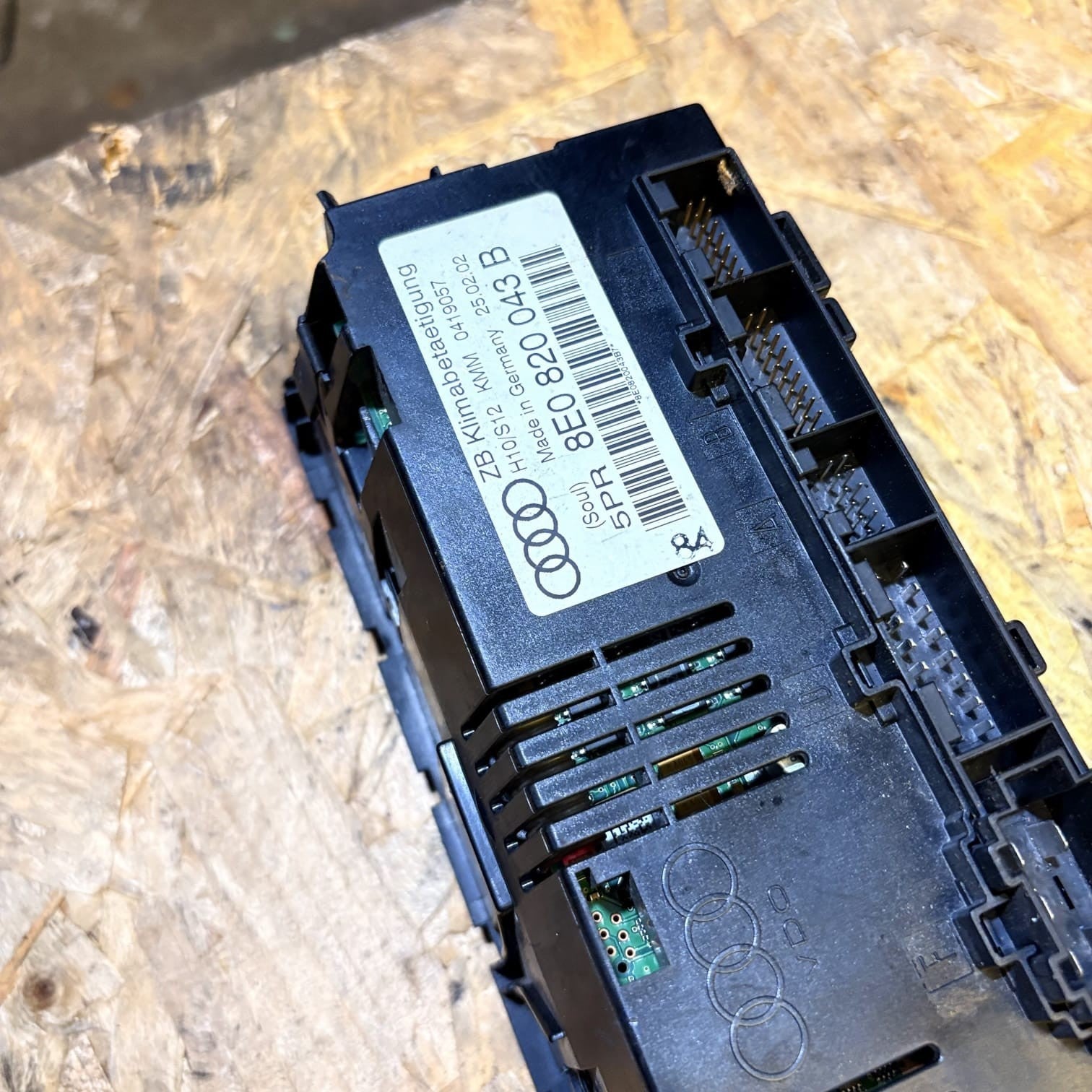 AUDI A4 B7 CLIMATE CONTROL UNIT 8E0820043B 2002