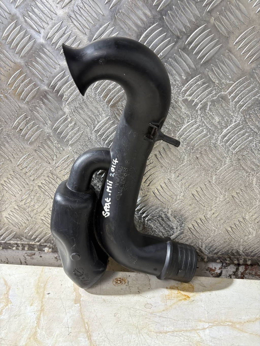 VW SEAT M2 2014 PETROL AIR FILTER HOSE PIPE 04C129618F