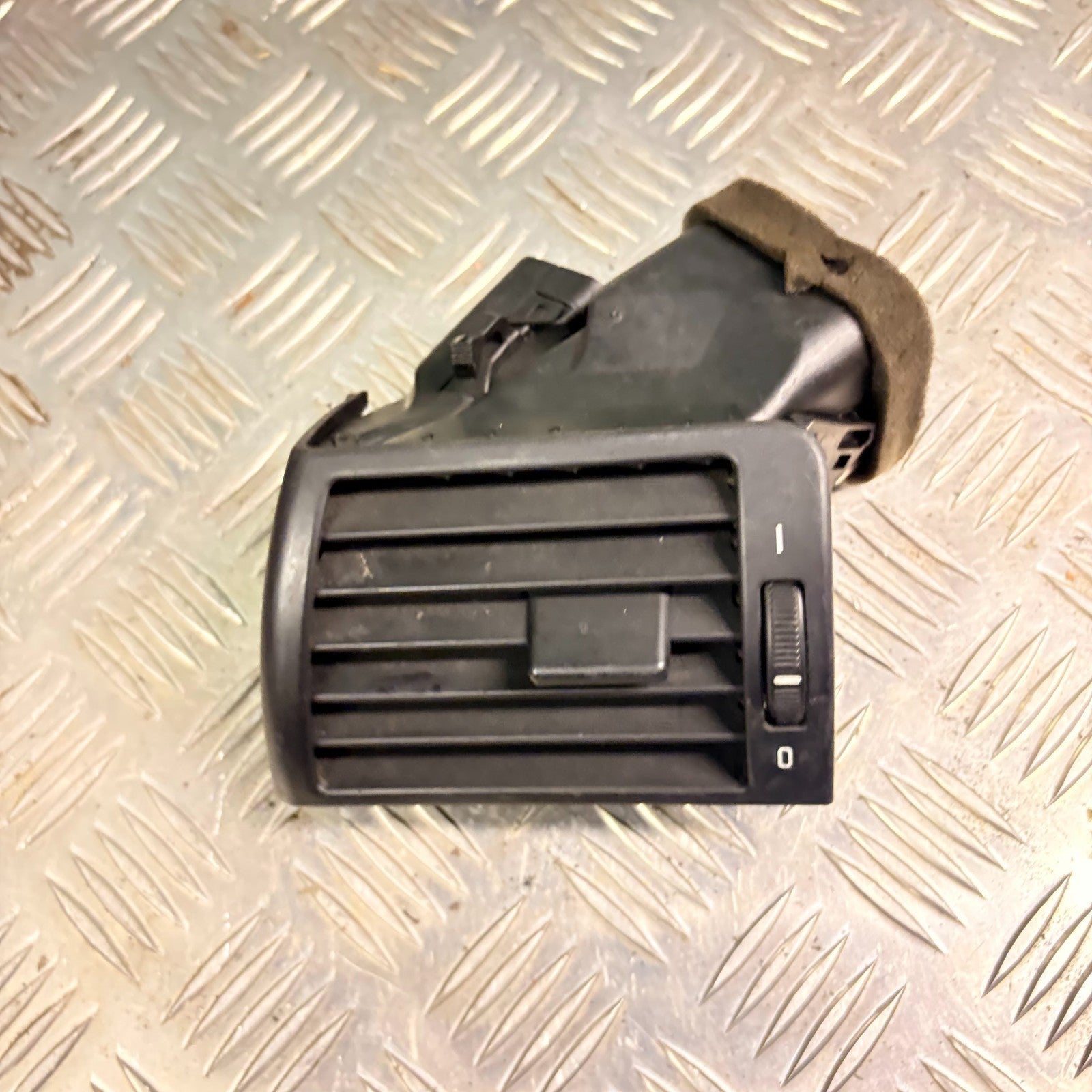 BMW E46 3 SERIES 318i PASSENGER FRONT LEFT DASHBOARD AIR VENT 8361897