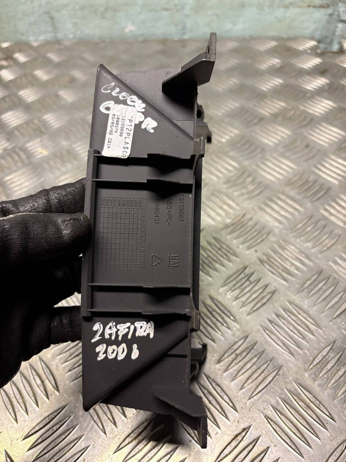 13159588 213680437 fuse module opel zafira b 2006