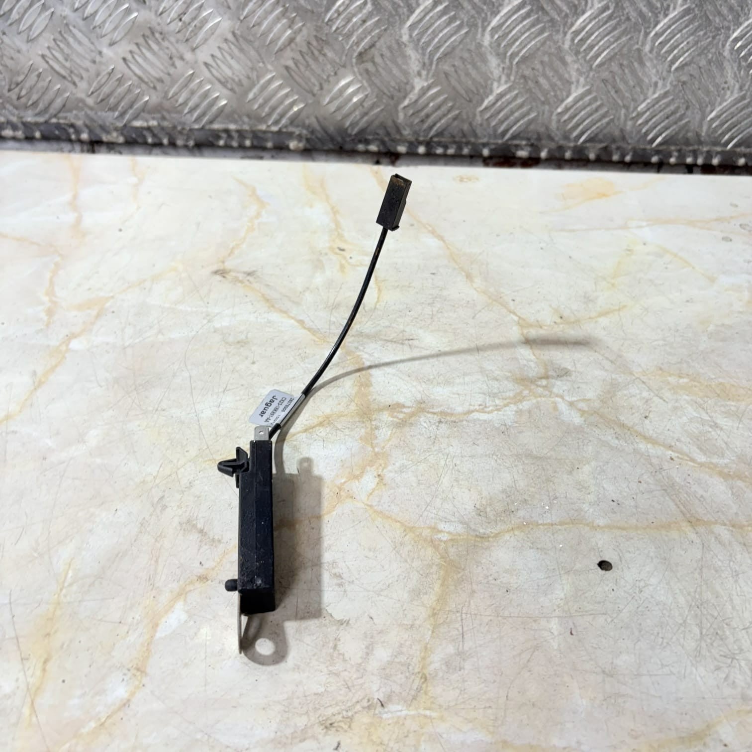 Discovery Sport 15-23/Jaguar XF X250 08-15 Antenna Isolator CX23-18K891-AA