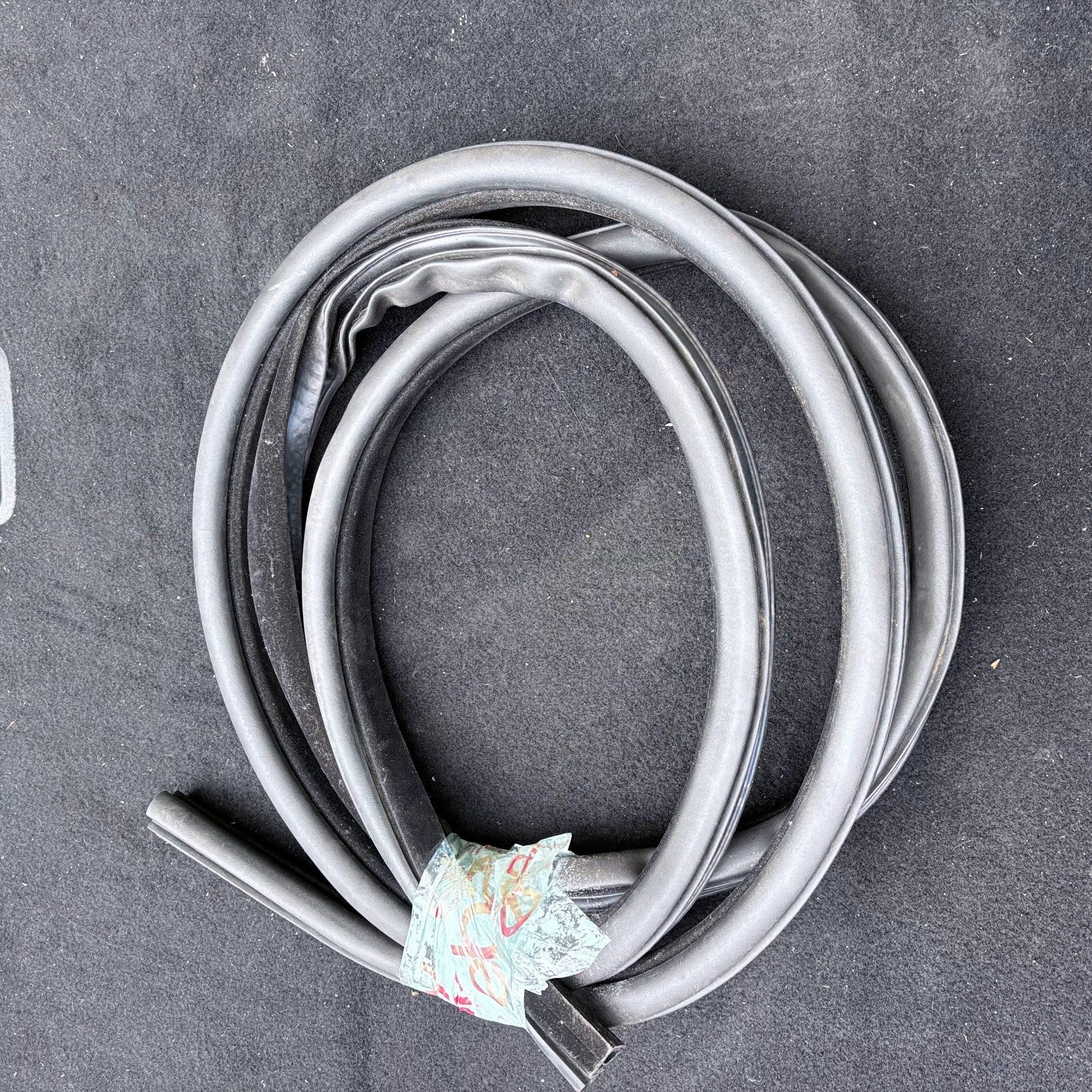 RANGE ROVER L405 13-21 FRONT LEFT N/S PASSENGER DOOR RUBBER SEAL