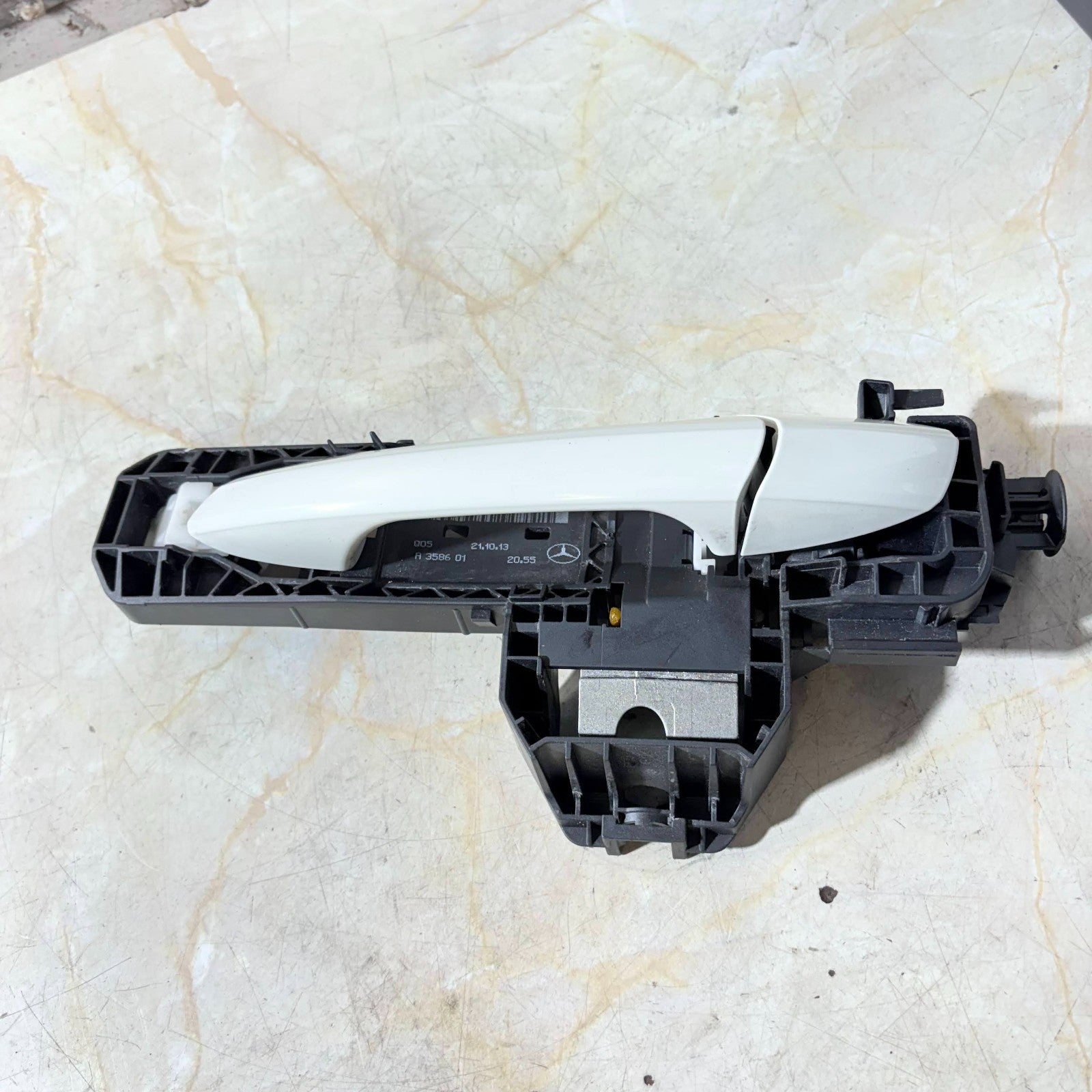 Mercedes CLS C218 Rear Left Outer Door Handle 02047602134 A2047602134 2011-2017