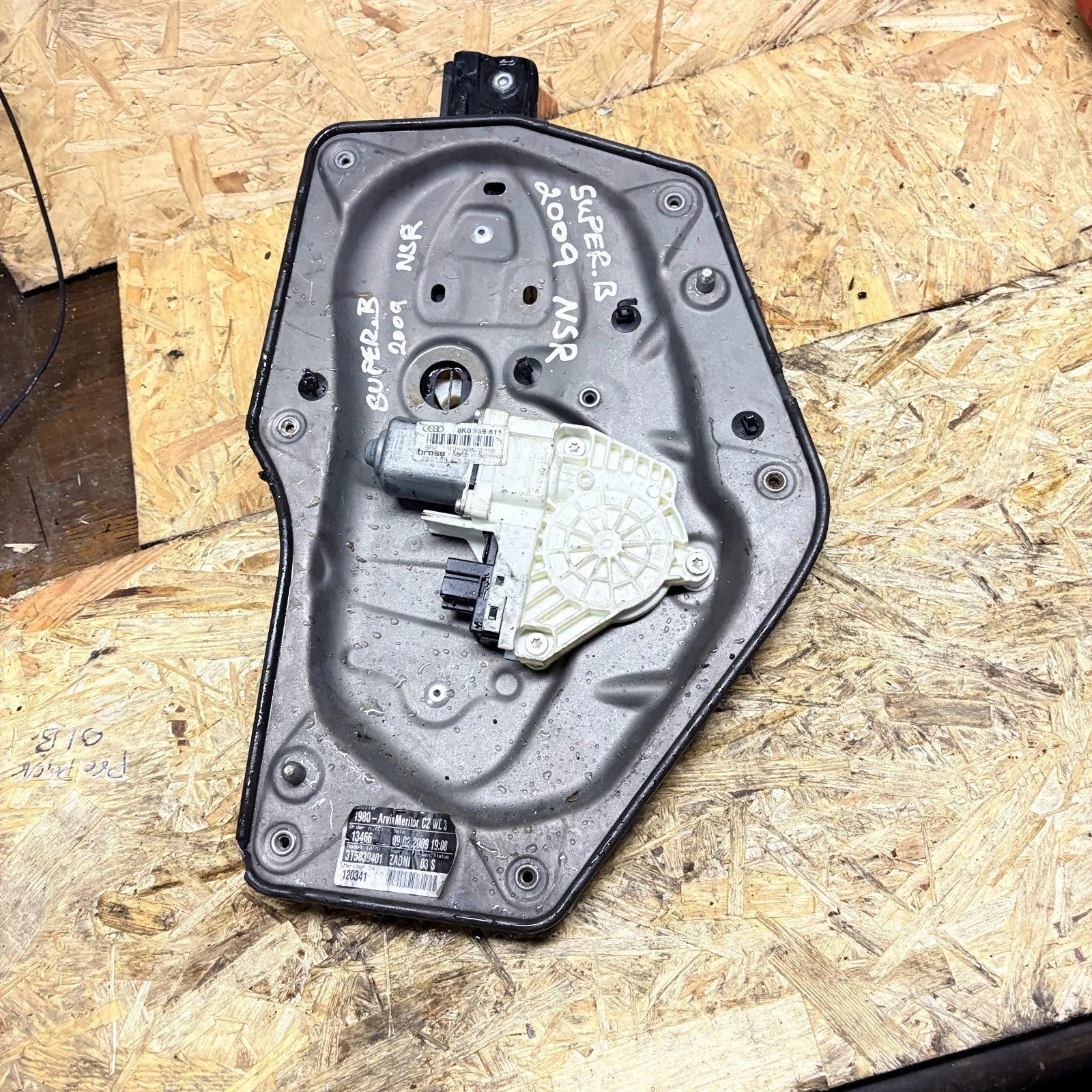 Skoda Superb 3T NSR Rear Left Window Regulator with Motor 3T5839401 2009-2015