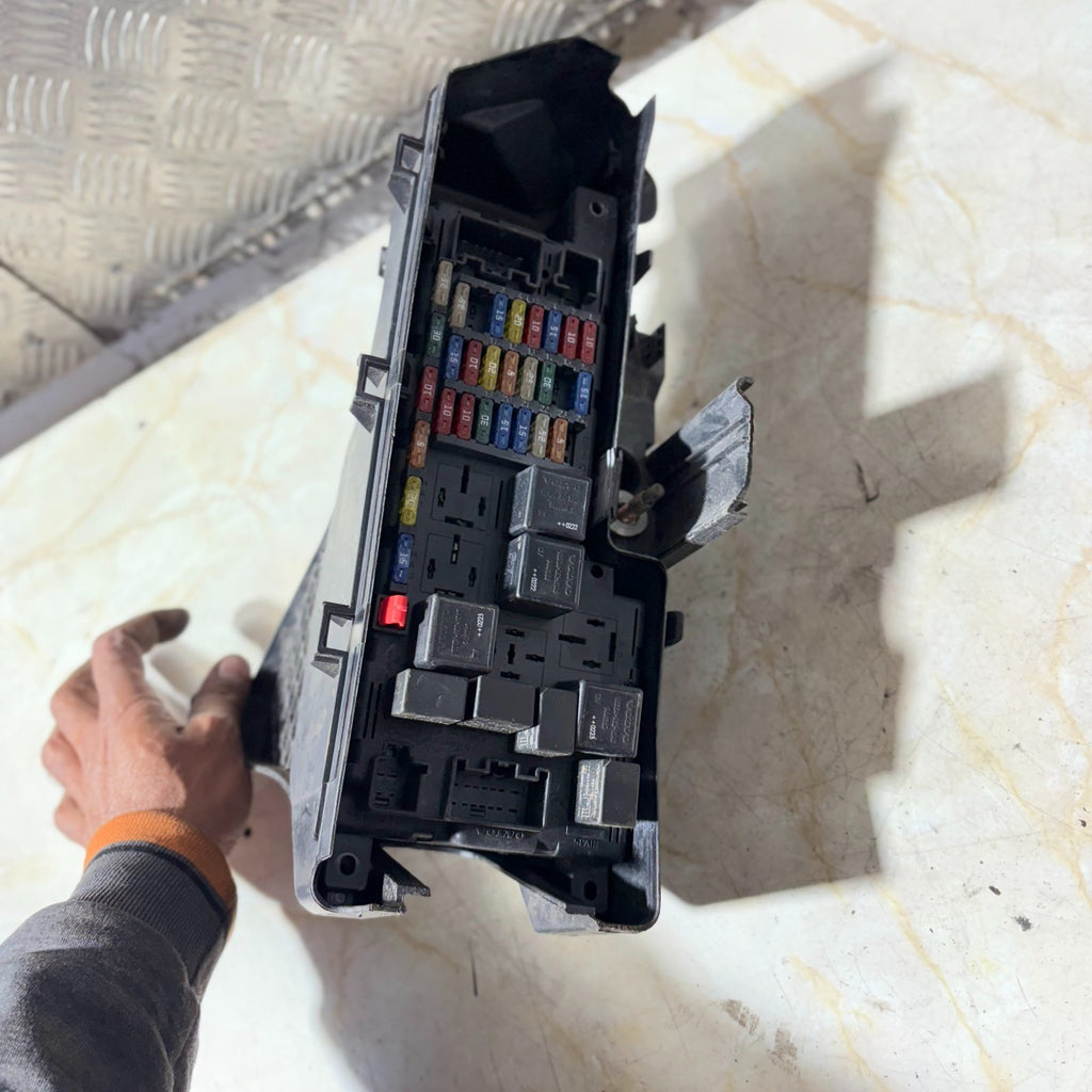 9494210 Volvo S60 MK1 V70 MK2 2000-2005 Engine Bay Fuse Box Terminal Module