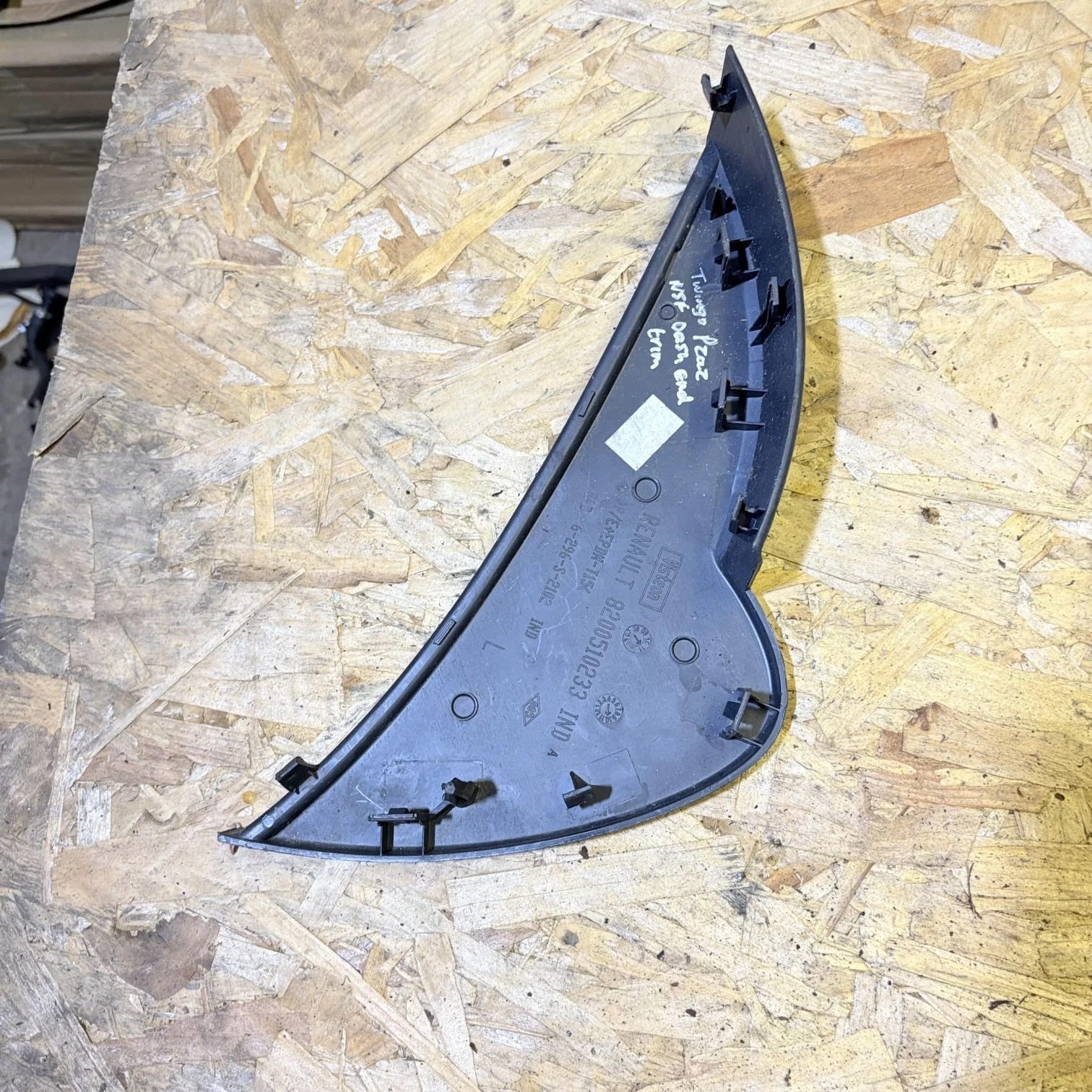 RENAULT TWINGO MK2 GT DASH END TRIM (PASSENGERS FRONT SIDE) 8200510233