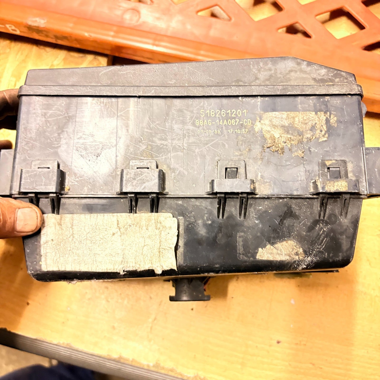 Ford Focus MK1 Engine Bay Fuse Box 1998-2004 518261201 98AG14A067CD