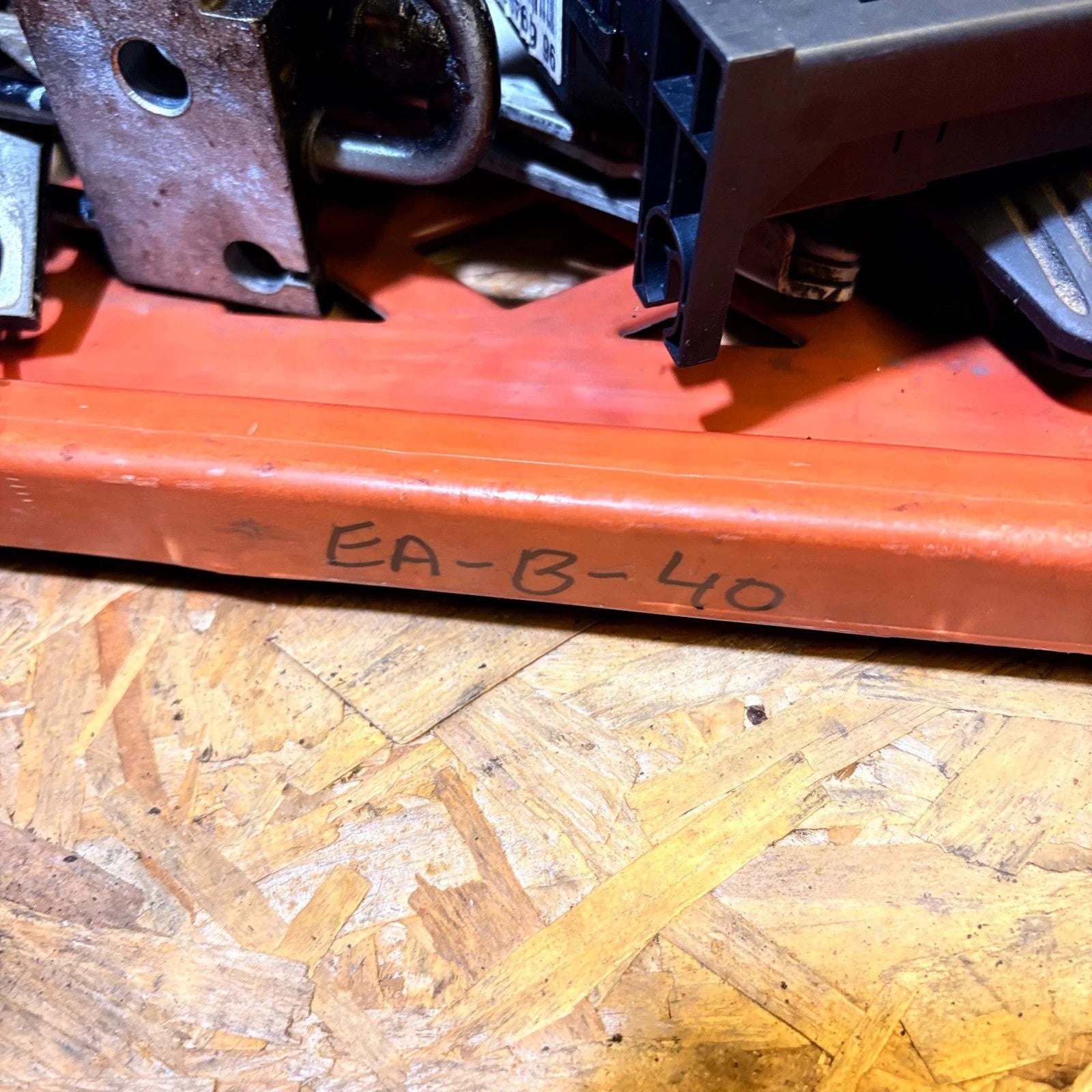 2005 VW TOUAREG REAR DOOR HINGE BOTTOM RIGHT O/S